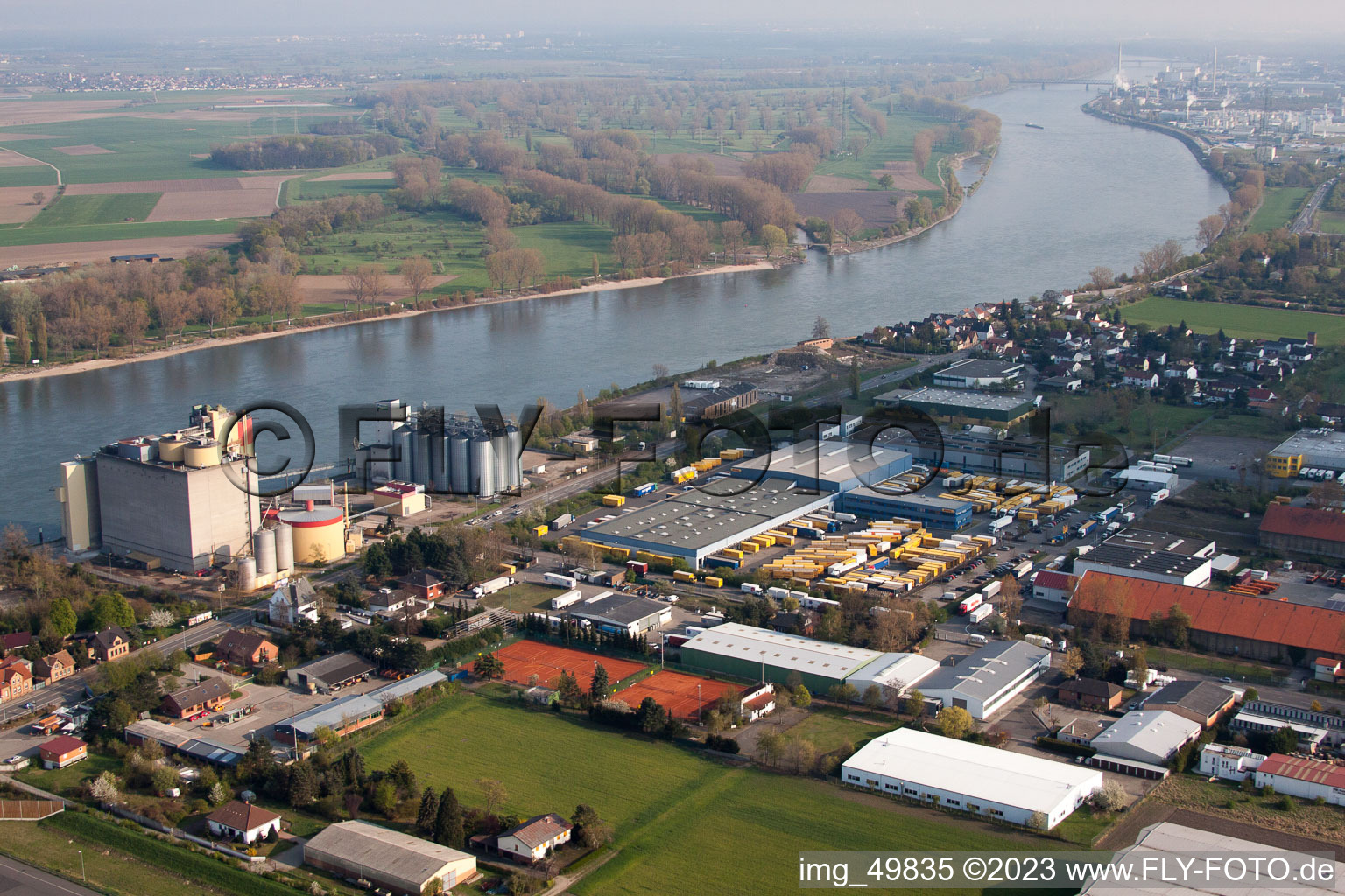 Drohnenbild von Ortsteil Rheindürkheim in Worms im Bundesland Rheinland-Pfalz, Deutschland