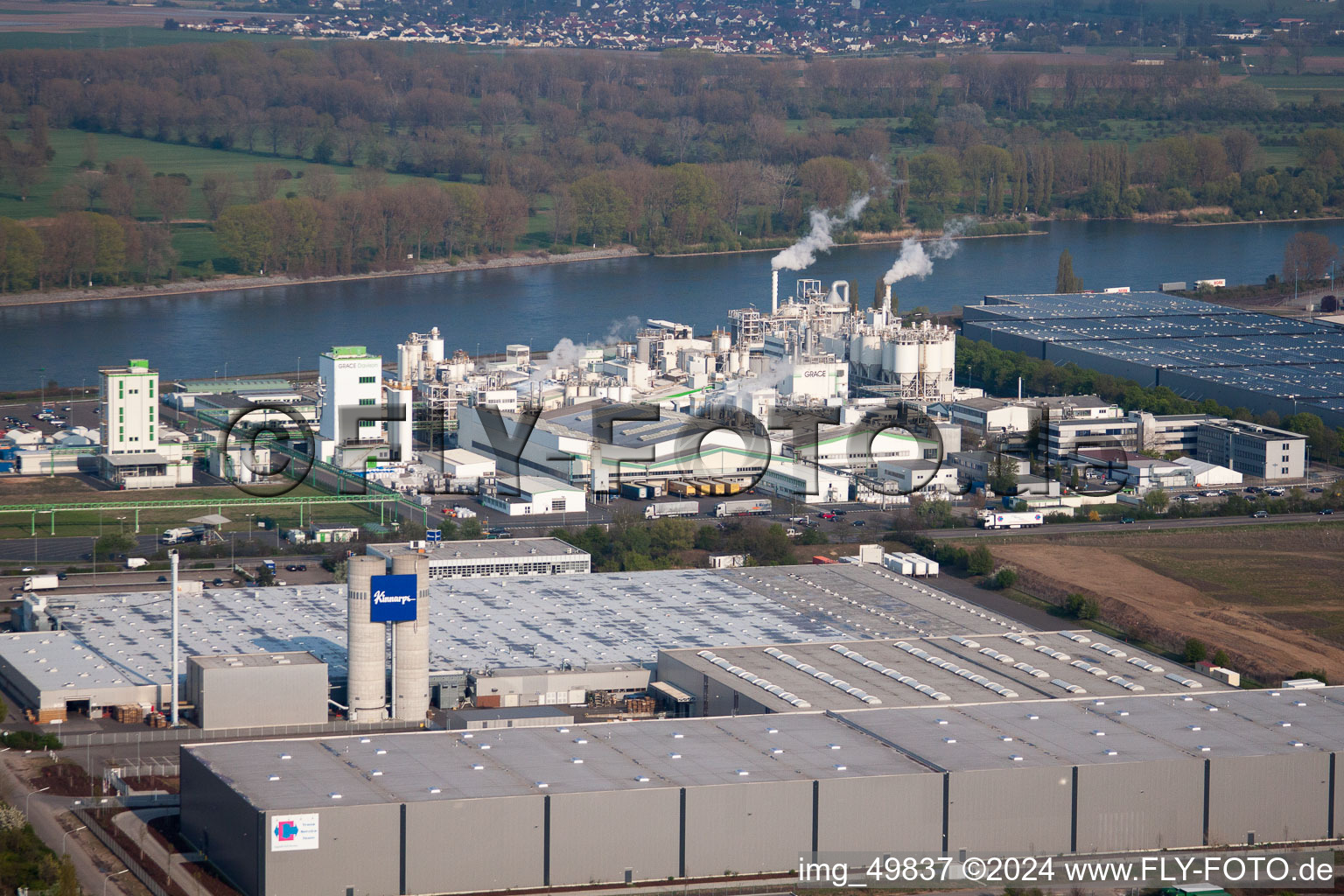 Luftaufnahme von Gebäude und Produktionsanlagen auf dem Werksgelände des Chemieproduzenten Grace GmbH am Rheinufer in Worms im Bundesland Rheinland-Pfalz, Deutschland