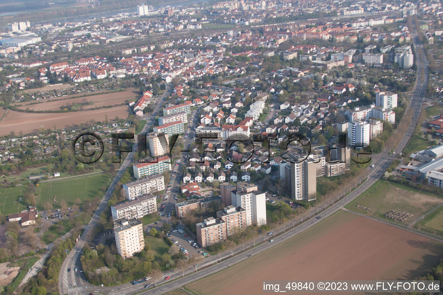 Schrägluftbild von Ortsteil Neuhausen in Worms im Bundesland Rheinland-Pfalz, Deutschland