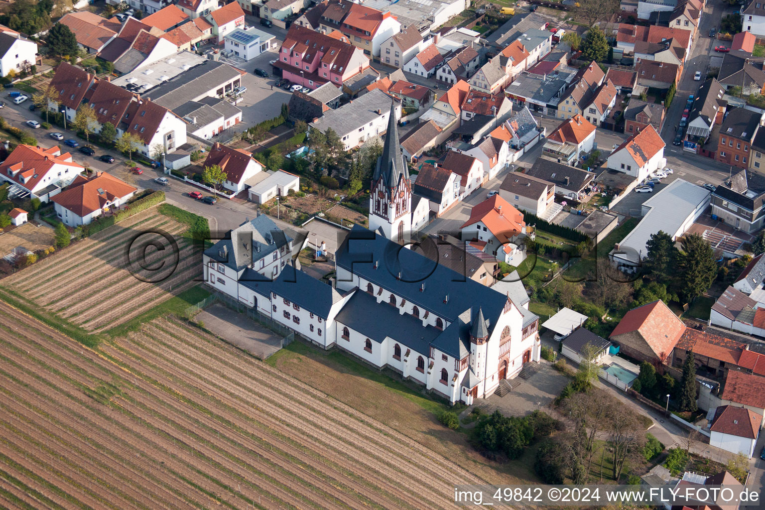 Kirchengebäude der Heilig-Kreuz Kirche des Pfarramt Worms-Horchheim in Worms im Bundesland Rheinland-Pfalz, Deutschland