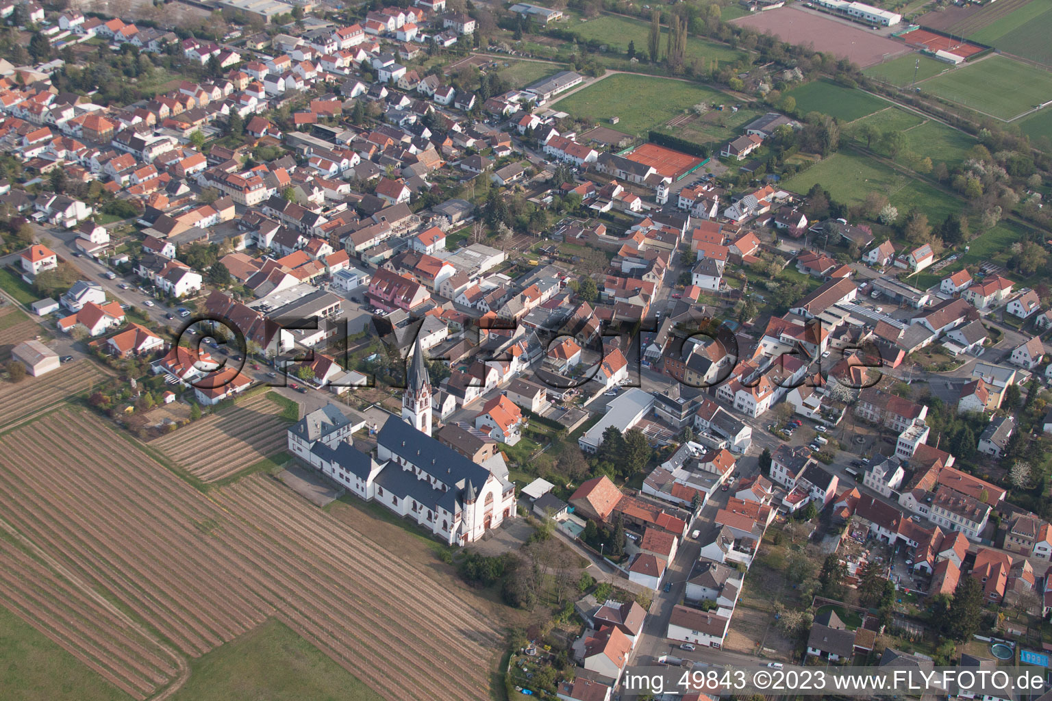 Heilig-Kreuz Kirche im Ortsteil Horchheim in Worms im Bundesland Rheinland-Pfalz, Deutschland
