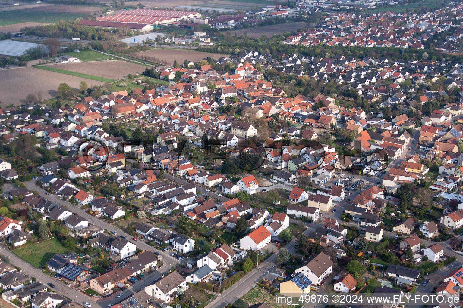 Ortsansicht der Straßen und Häuser der Wohngebiete in Schauernheim in Dannstadt-Schauernheim im Bundesland Rheinland-Pfalz, Deutschland
