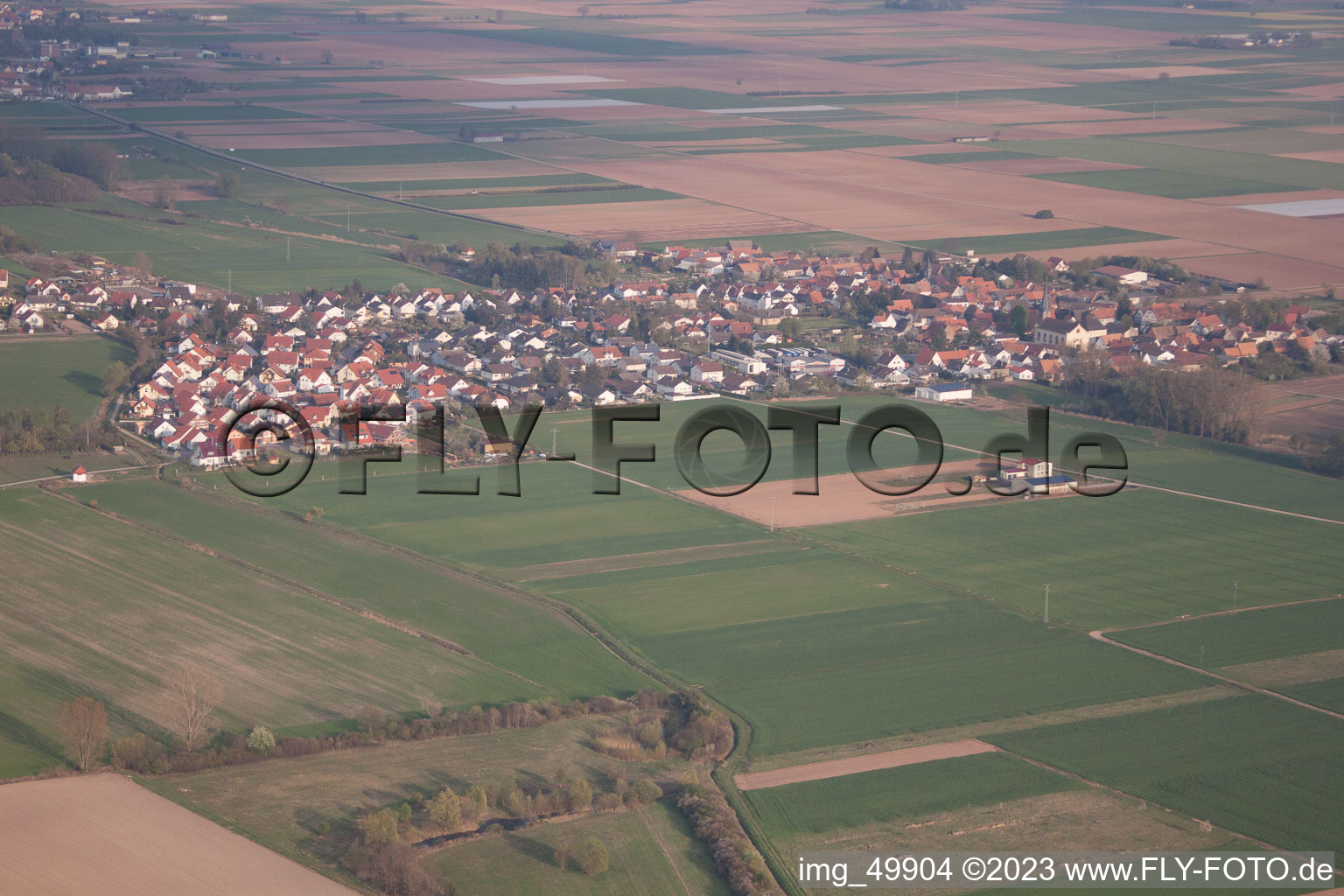 Ottersheim bei Landau im Bundesland Rheinland-Pfalz, Deutschland aus der Drohnenperspektive