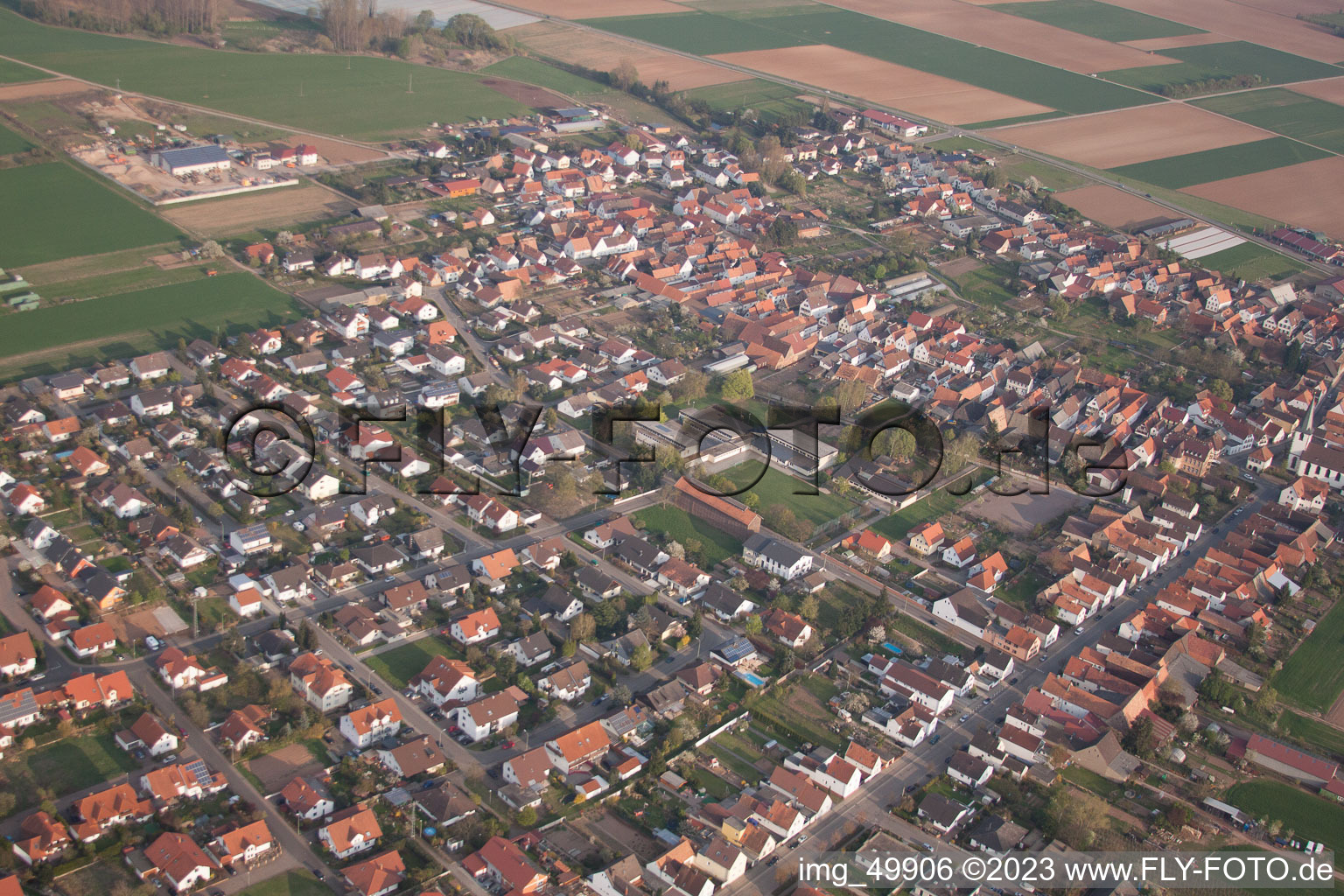 Ottersheim bei Landau im Bundesland Rheinland-Pfalz, Deutschland von der Drohne aus gesehen