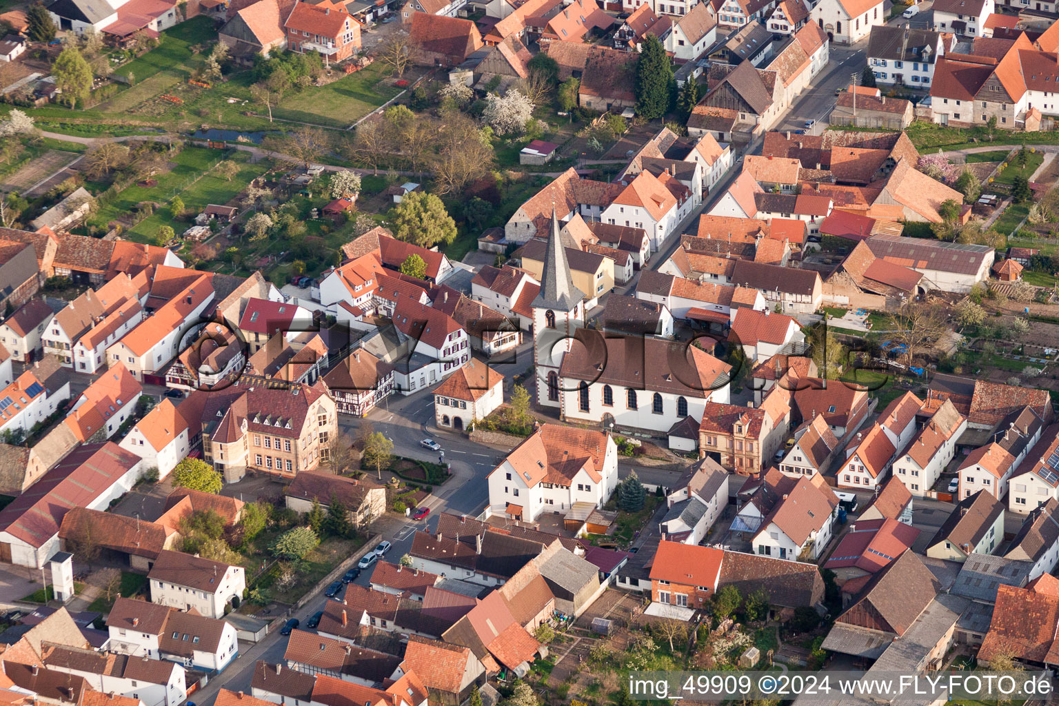 Luftbild von Kirchengebäude der der katholischen Kirche in Ottersheim bei Landau im Bundesland Rheinland-Pfalz, Deutschland