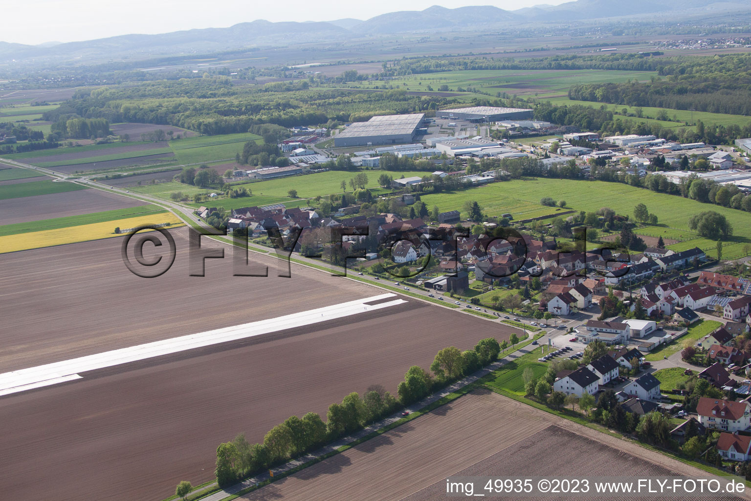 Drohnenaufname von Ortsteil Minderslachen in Kandel im Bundesland Rheinland-Pfalz, Deutschland