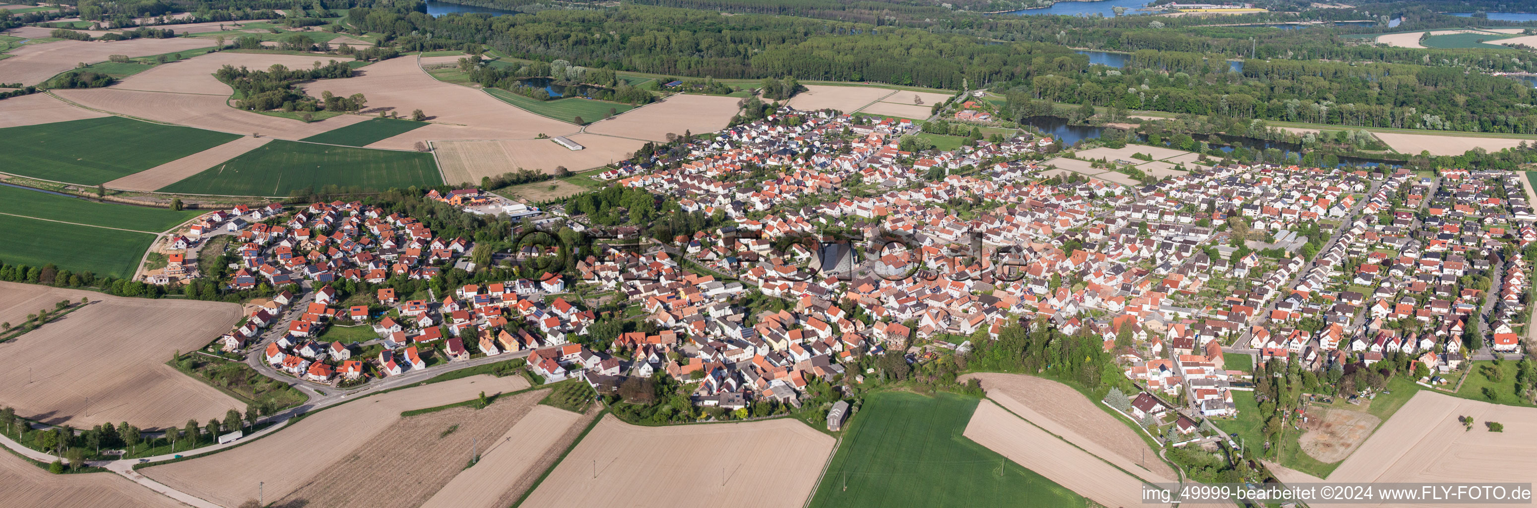 Luftbild von Panorama Perspektive der Ortsansicht der Straßen und Häuser der Wohngebiete in Leimersheim im Bundesland Rheinland-Pfalz, Deutschland