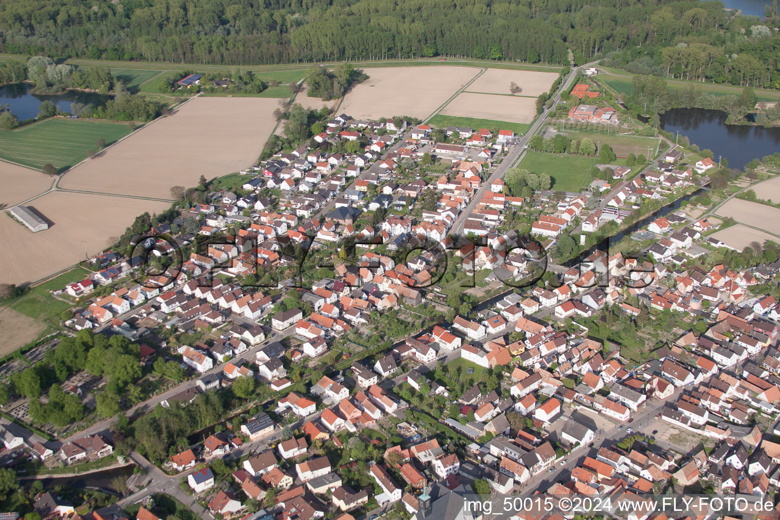 Luftbild von Dorf - Ansicht am Rande von landwirtschaftlichen Feldern und Nutzflächen in Leimersheim im Bundesland Rheinland-Pfalz, Deutschland