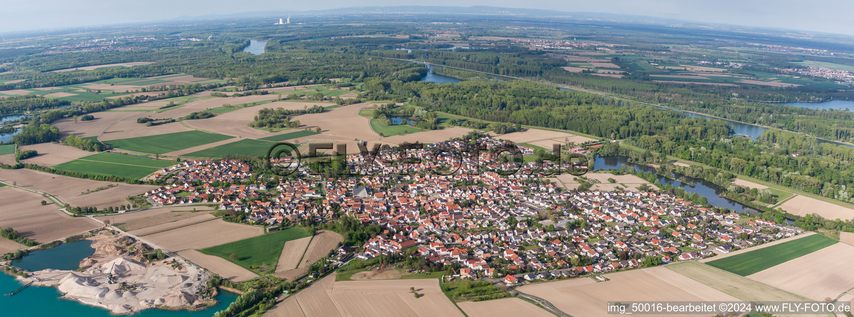 Luftaufnahme von Panorama Perspektive der Ortsansicht der Straßen und Häuser der Wohngebiete in Leimersheim im Bundesland Rheinland-Pfalz, Deutschland