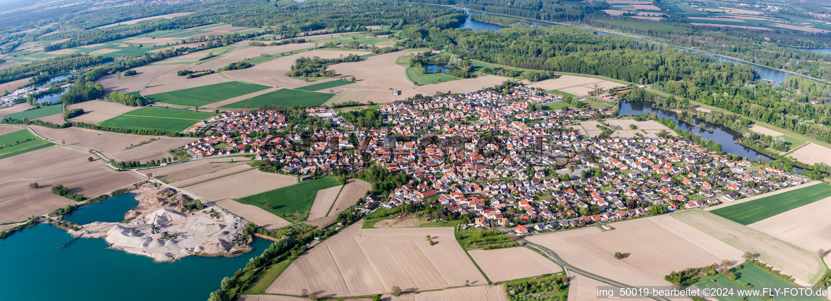 Schrägluftbild von Panorama Perspektive der Ortsansicht der Straßen und Häuser der Wohngebiete in Leimersheim im Bundesland Rheinland-Pfalz, Deutschland