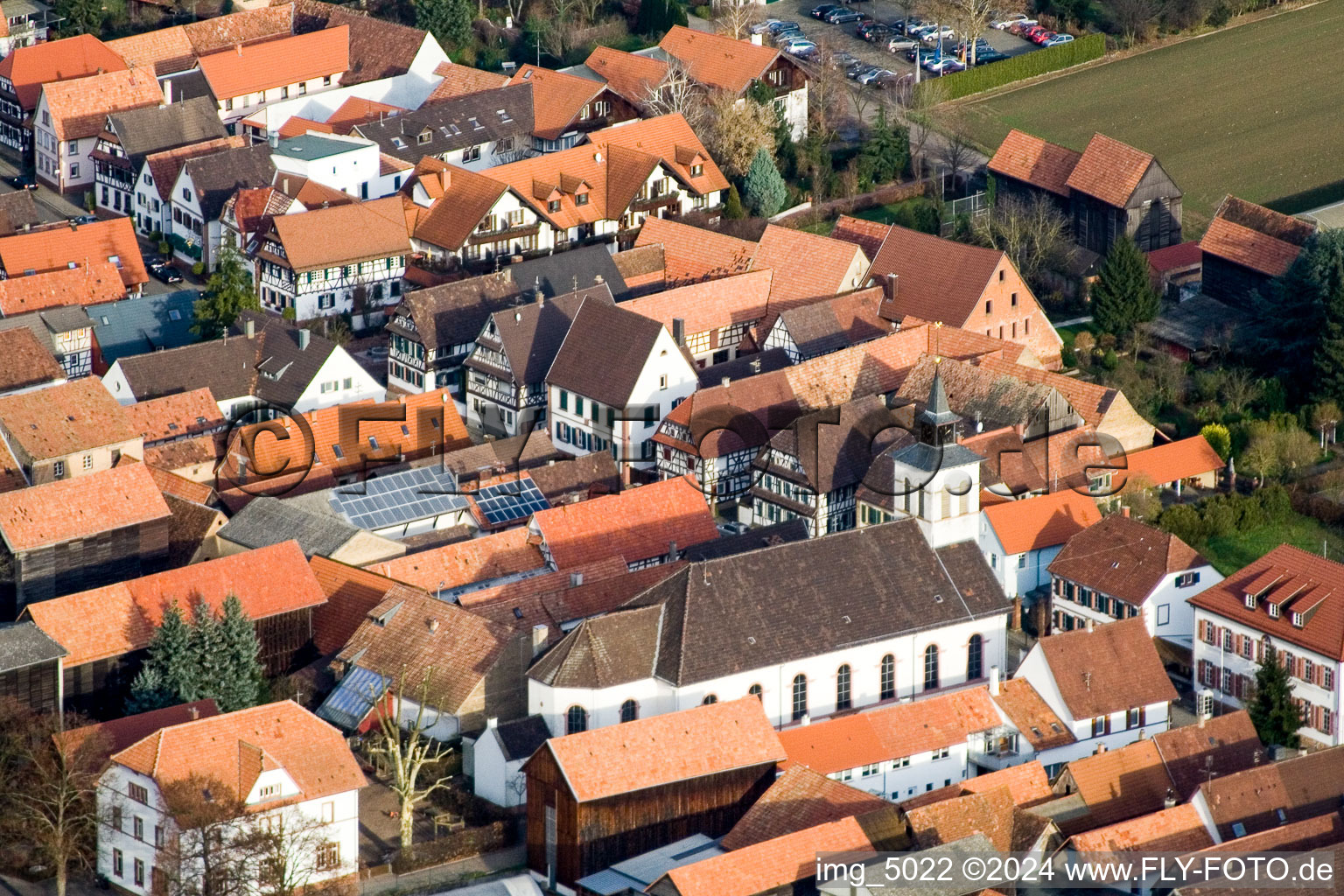 Kirchengebäude im Dorfkern im Ortsteil Hayna in Herxheim bei Landau (Pfalz) in Herxheim bei Landau/Pfalz im Bundesland Rheinland-Pfalz, Deutschland