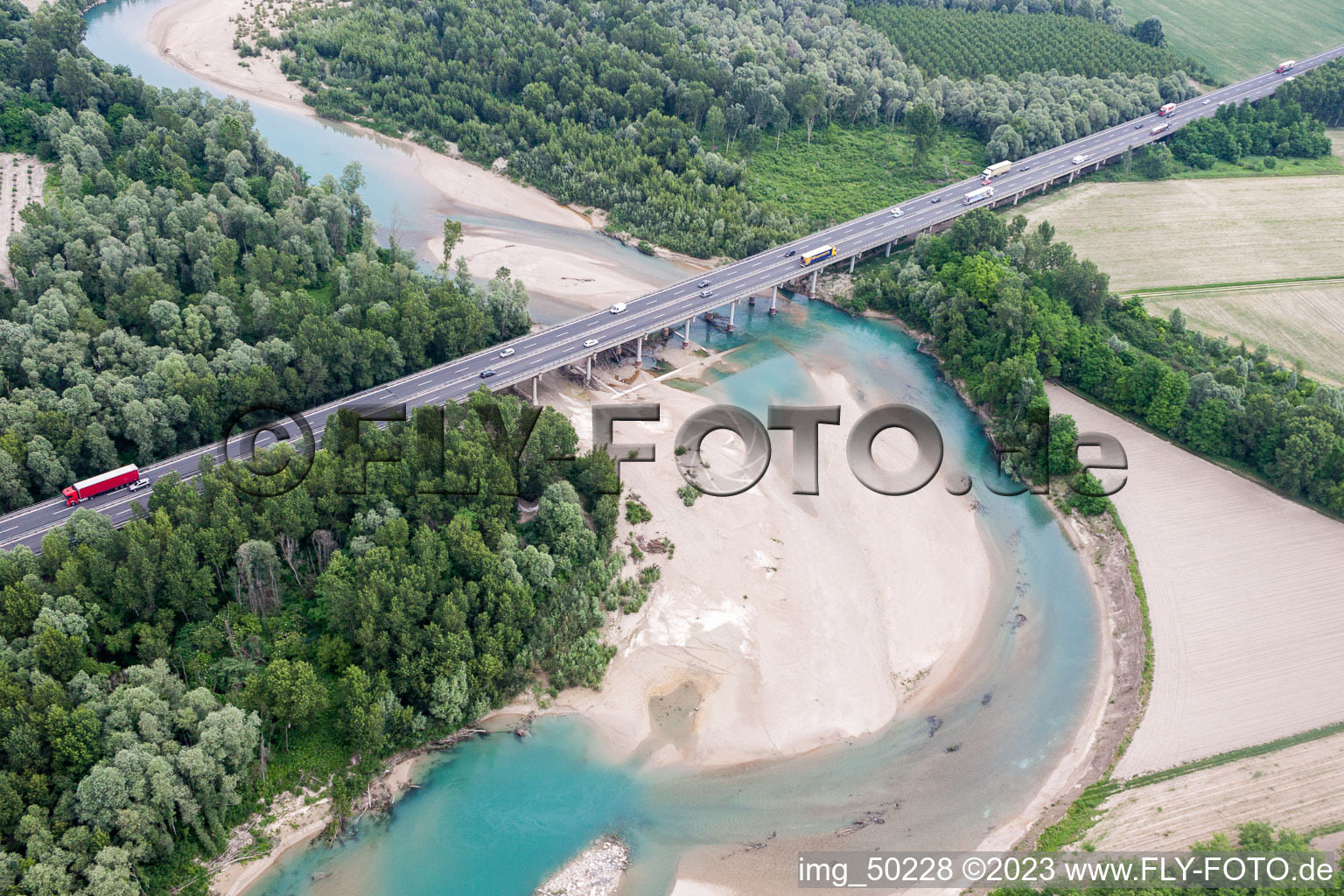 Autobahn-Brücke der A4 über das Kiesflußbett des Tagliamento in Boscatto in Venetien in Ronchis im Bundesland Udine, Italien