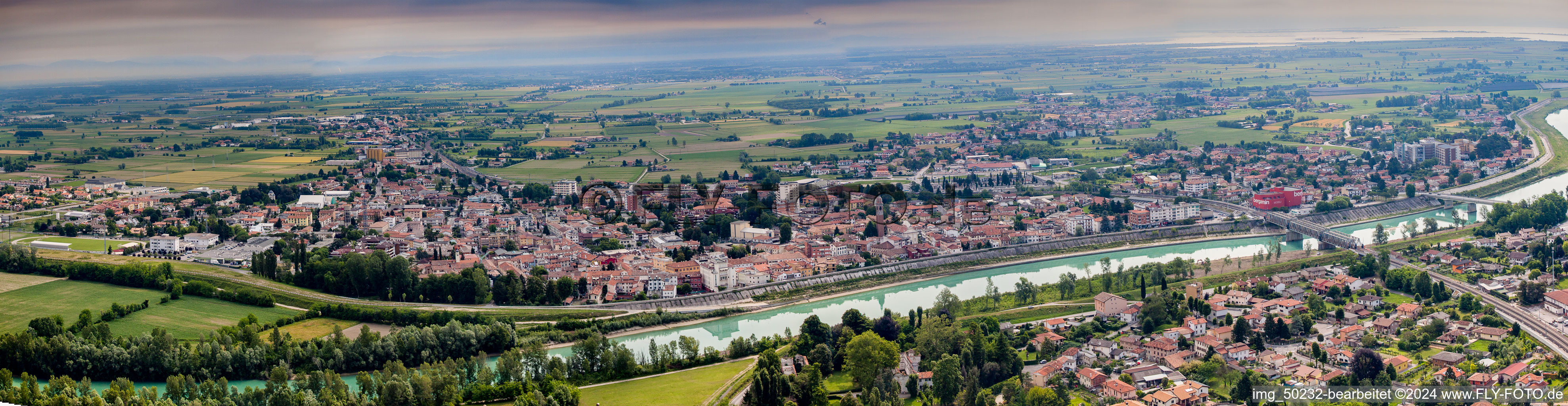 Panorama Perspektive Stadtzentrum im Innenstadtbereich am Ufer des Flußverlaufes des Tagliamento in Latisana in Friuli-Venezia Giulia im Bundesland Friaul-Julisch Venetien, Italien