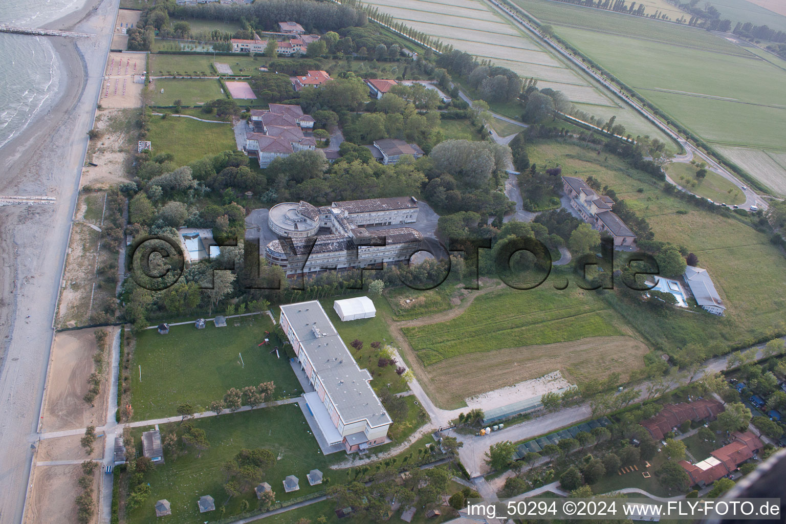 Verfallendes Gebäude des ehemaligen Familienerholungsheims ex Colonia La Nostra Famiglia am Strand der Adria in Duna Verde in Venetien, Italien