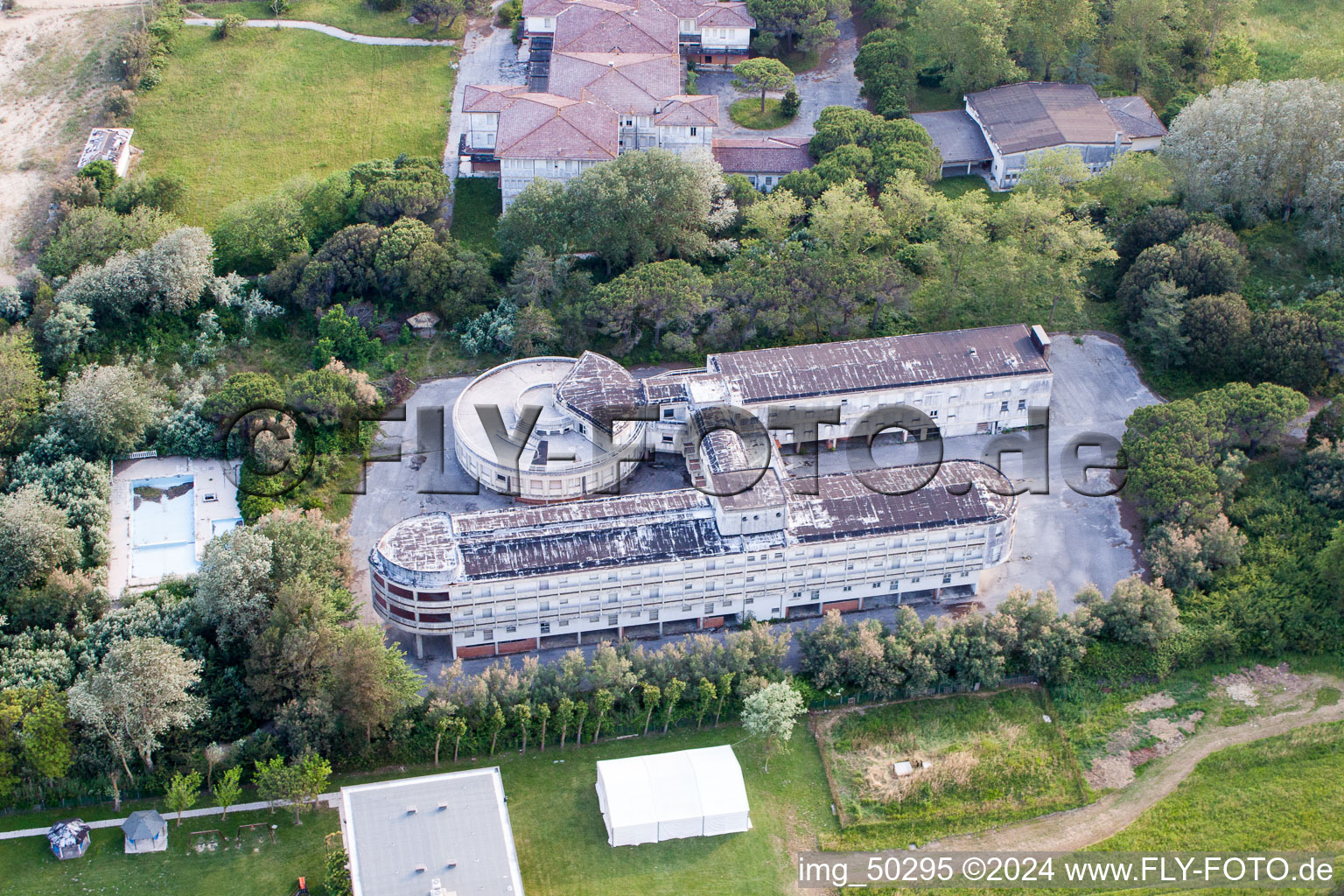 Luftbild von Verfallendes Gebäude des ehemaligen Familienerholungsheims ex Colonia La Nostra Famiglia am Strand der Adria in Duna Verde in Venetien, Italien