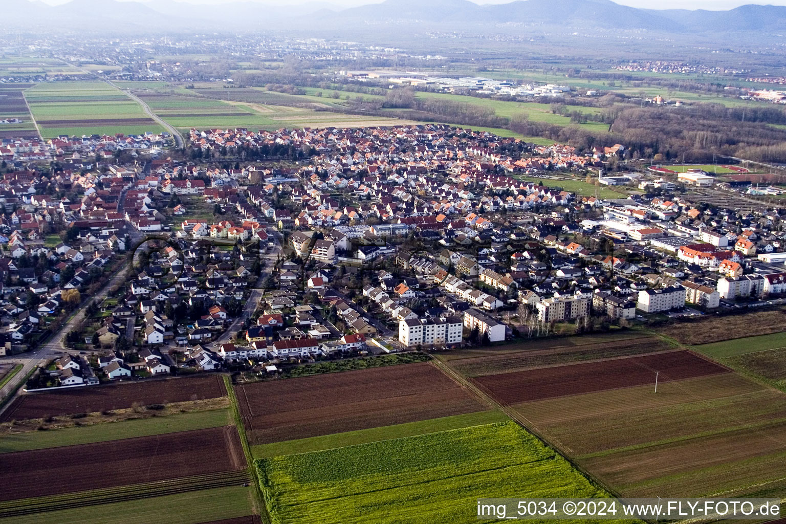 Luftaufnahme von Ortsansicht der Straßen und Häuser der Wohngebiete in Offenbach an der Queich im Bundesland Rheinland-Pfalz, Deutschland