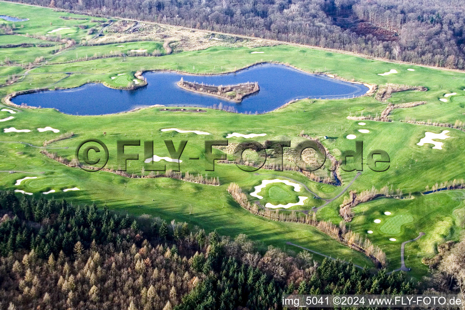 Gelände des Golfplatz Golfanlage Landgut Dreihof in Essingen im Bundesland Rheinland-Pfalz, Deutschland von oben gesehen