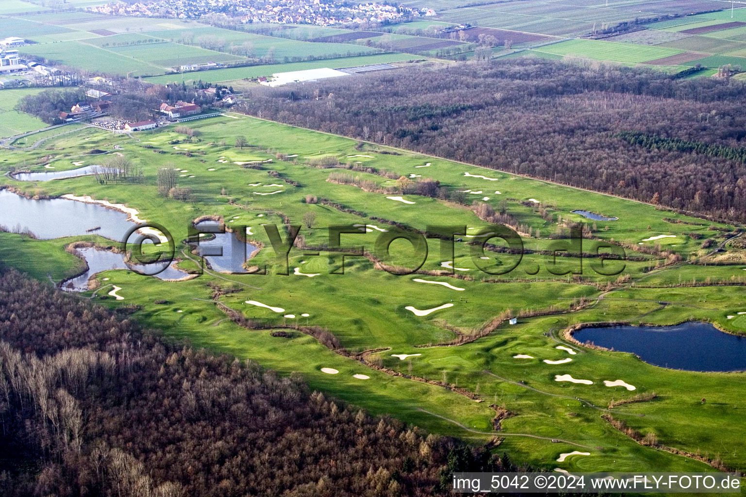 Gelände des Golfplatz Golfanlage Landgut Dreihof in Essingen im Bundesland Rheinland-Pfalz, Deutschland vom Flugzeug aus