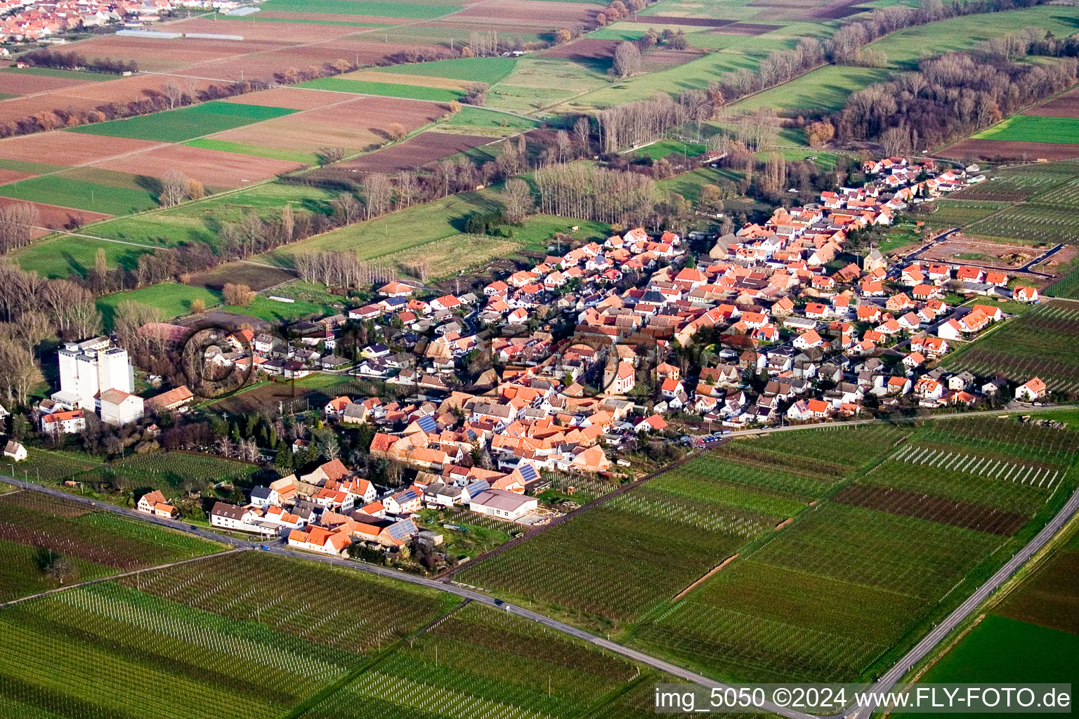 Luftbild von Dorf - Ansicht am Rande von landwirtschaftlichen Feldern und Nutzflächen in Freimersheim (Pfalz) im Bundesland Rheinland-Pfalz, Deutschland