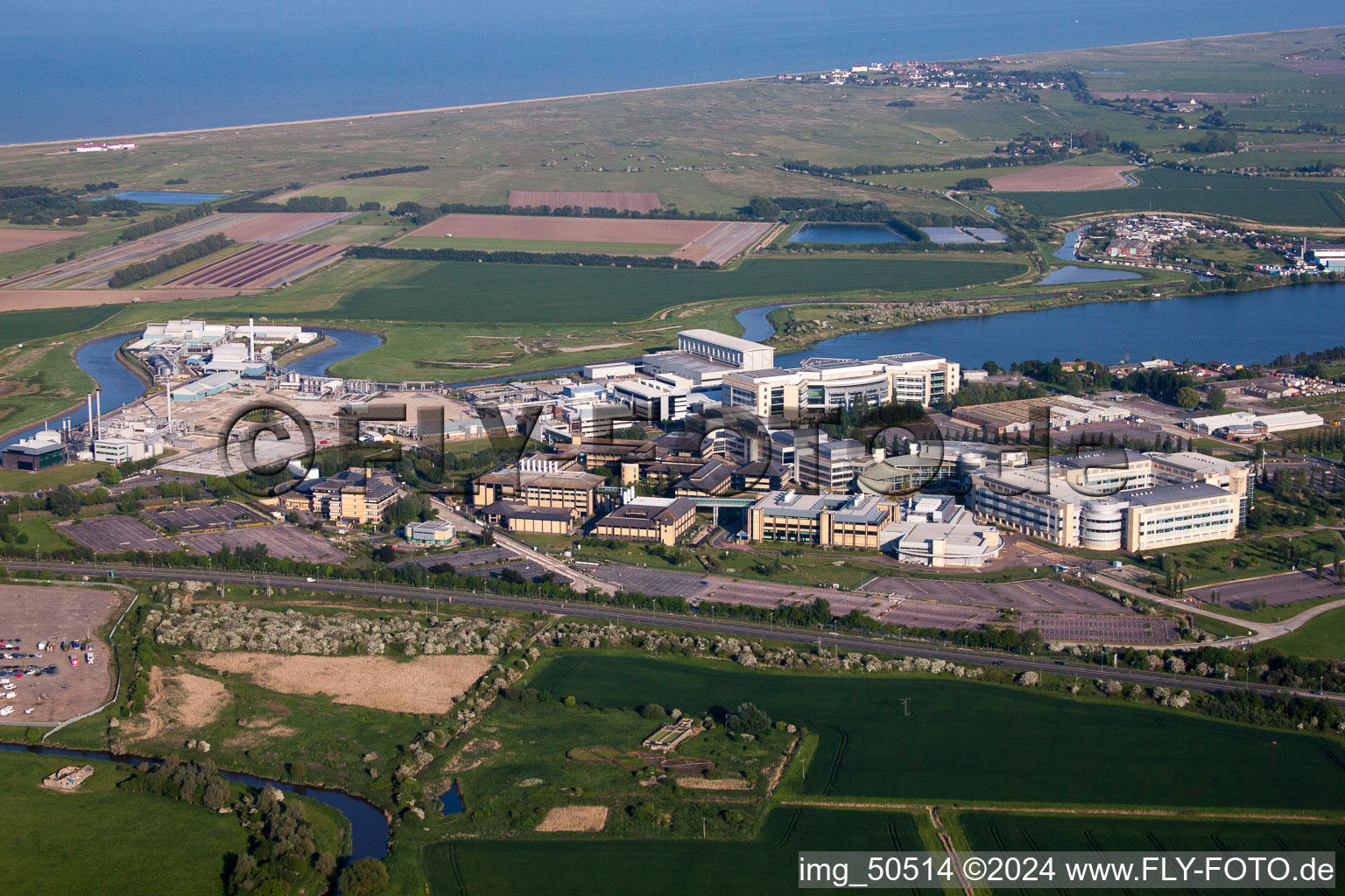 Luftaufnahme von Gebäude und Produktionshallen auf dem Werksgelände des Chemieproduzenten Pfizer Ltd und Discovery Park in Sandwich in England, Vereinigtes Königreich, Großbritanien
