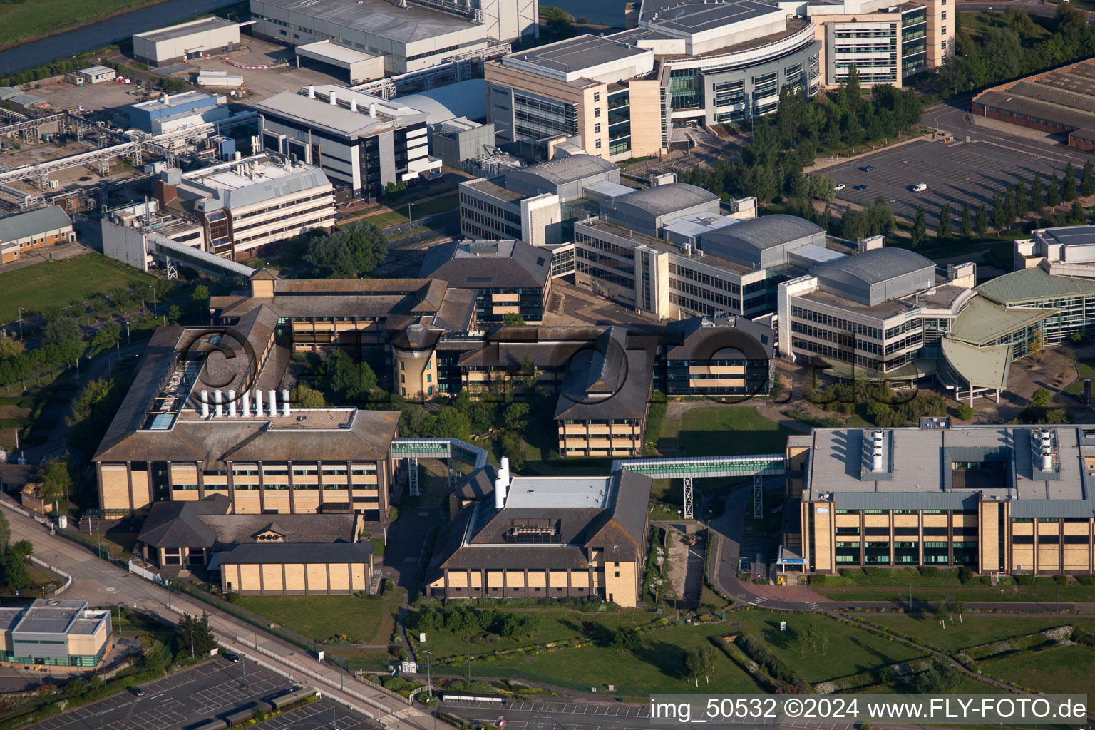Gebäude und Produktionshallen auf dem Werksgelände des Chemieproduzenten Pfizer Ltd und Discovery Park in Sandwich in England, Vereinigtes Königreich, Großbritanien von oben gesehen