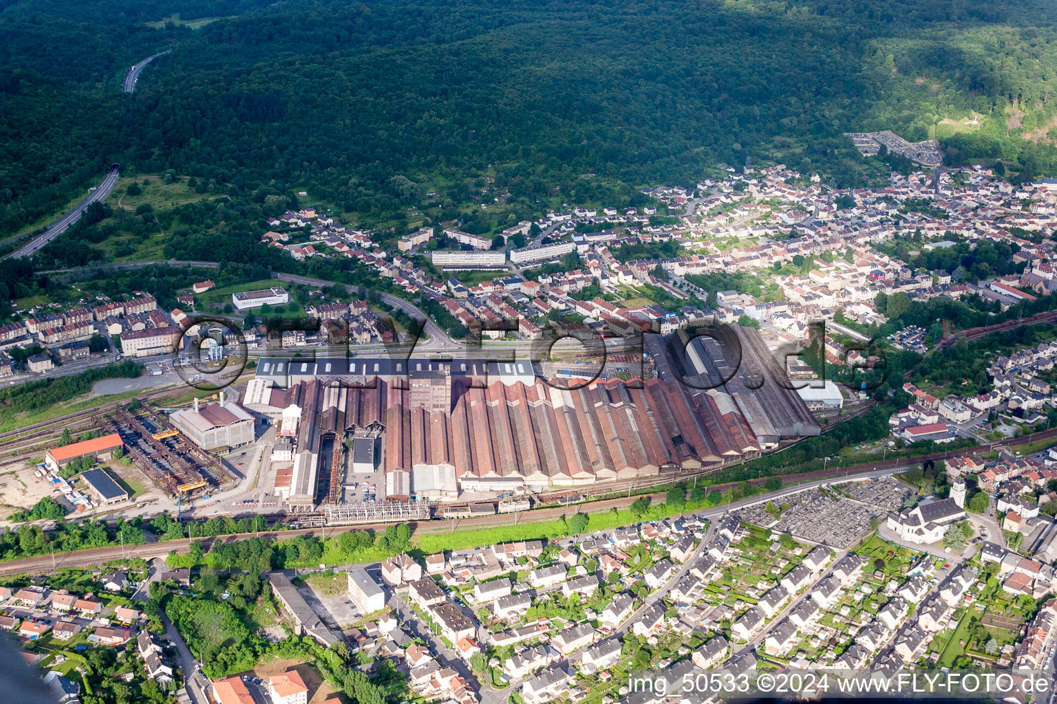 Gebäude und Produktionshallen auf dem Werksgelände British Steel France Rail SAS in Hayange in Grand Est im Bundesland Moselle, Frankreich