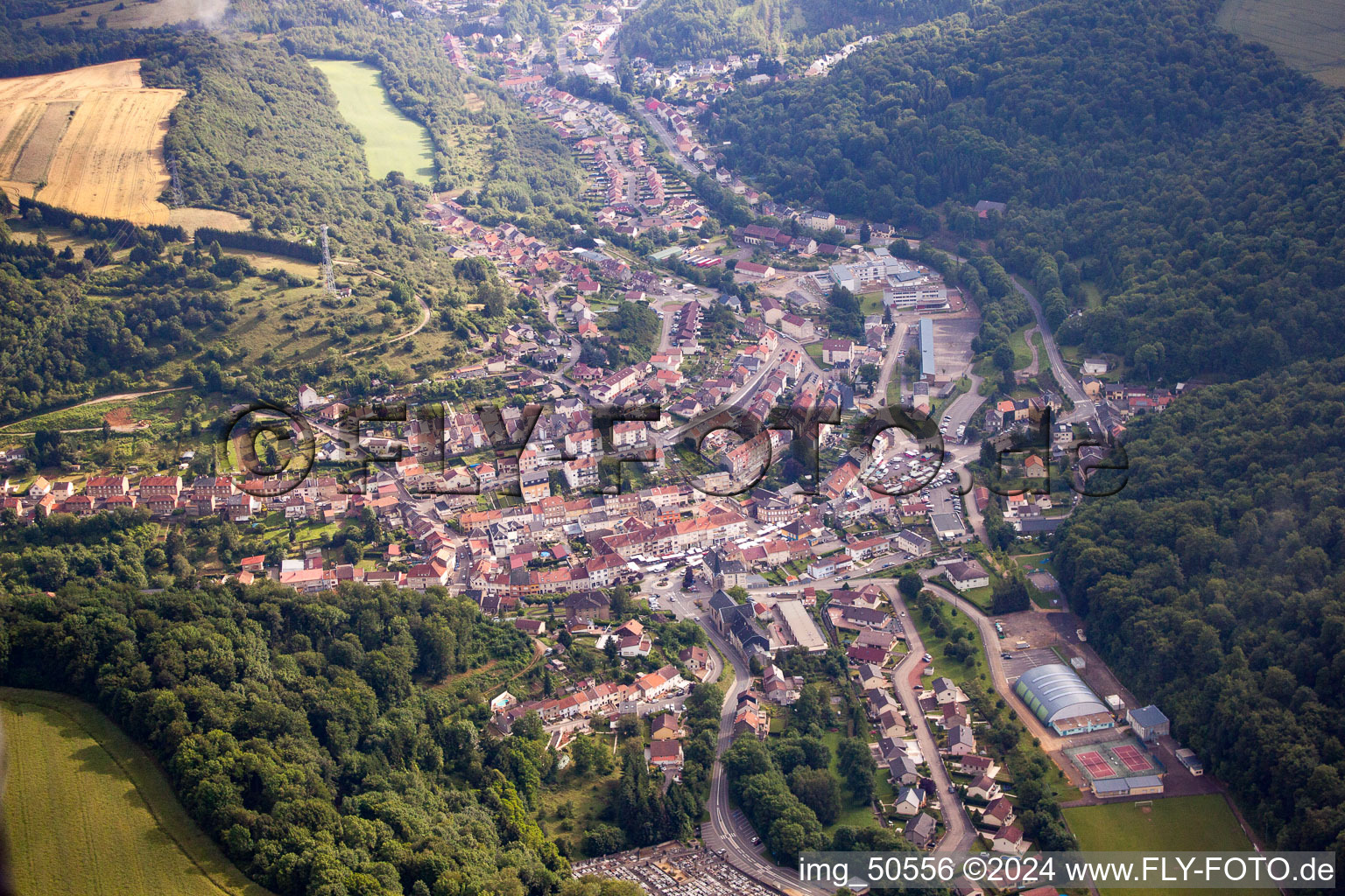 Ortsansicht der Straßen und Häuser der Wohngebiete in Ottange in Grand Est im Bundesland Moselle, Frankreich
