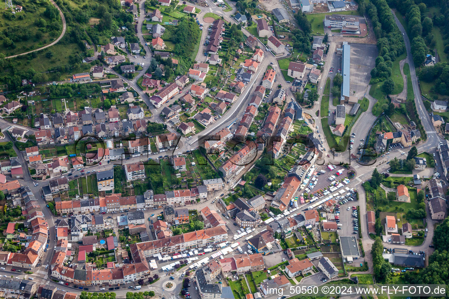 Luftaufnahme von Ortsansicht der Straßen und Häuser der Wohngebiete in Ottange in Grand Est im Bundesland Moselle, Frankreich