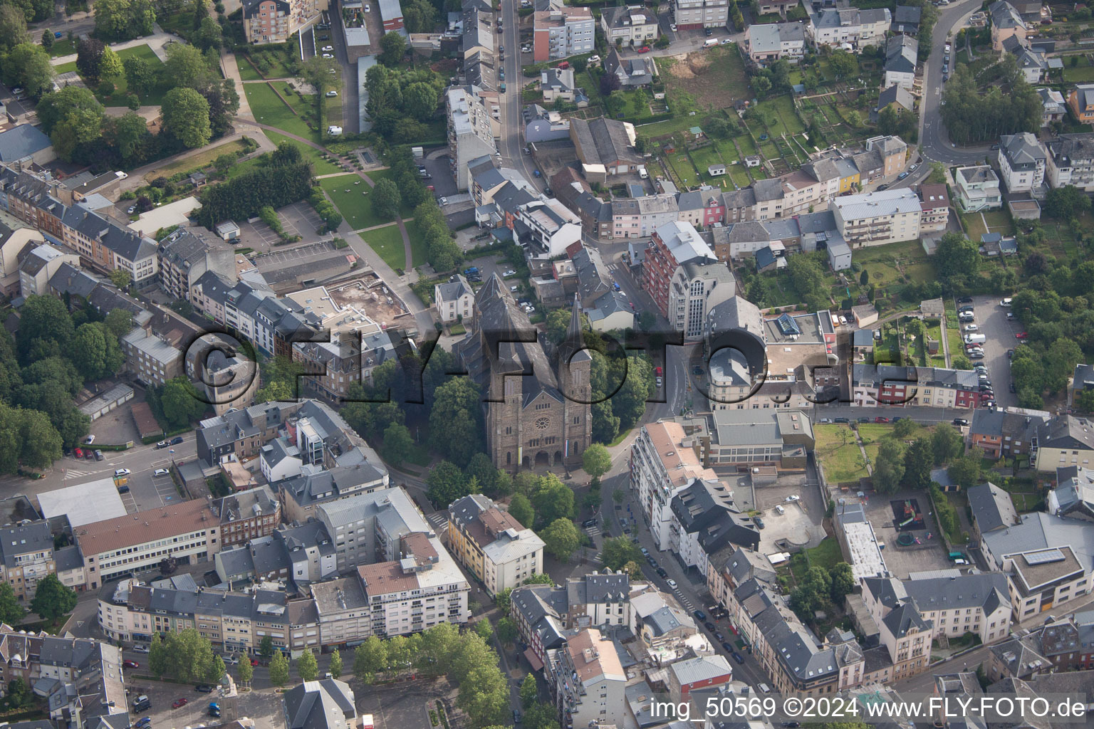 Luftbild von Kirchengebäude im Altstadt- Zentrum der Innenstadt in Dudelange in District de Luxembourg, Luxemburg