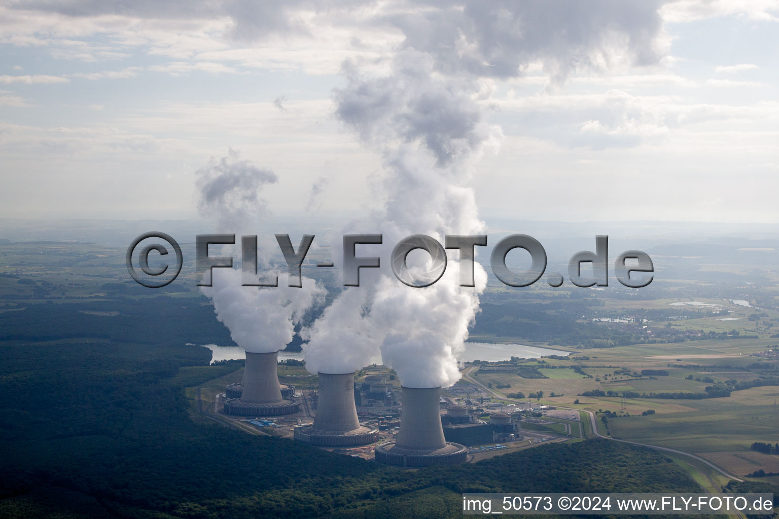 Rauchwolken über dem Kernkraftwerk (auch AKW, KKW oder Atomkraftwerk) in Cattenom in Grand Est im Bundesland Moselle, Frankreich