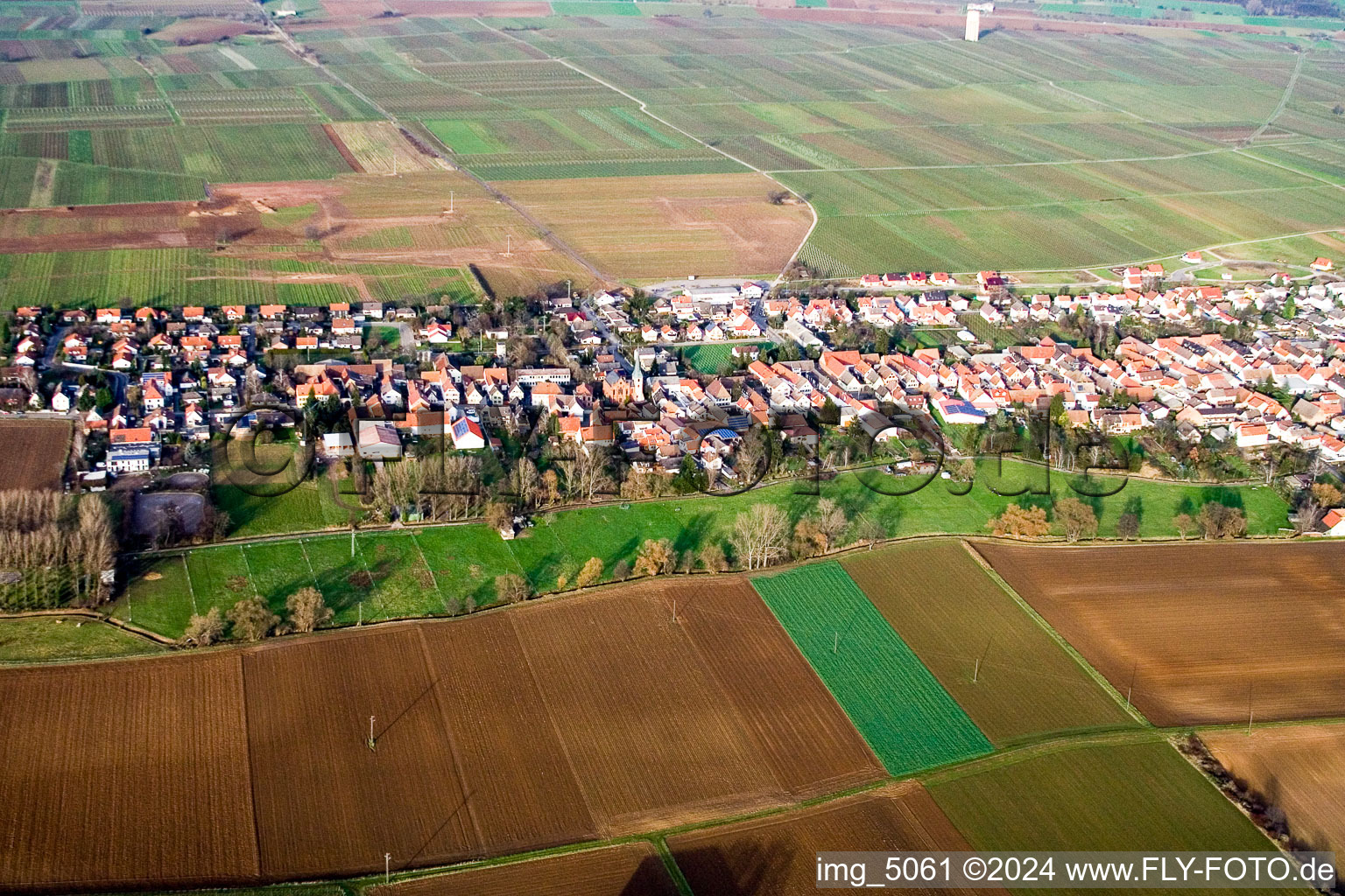 Luftaufnahme von Dorf - Ansicht am Rande von landwirtschaftlichen Feldern und Nutzflächen im Ortsteil Duttweiler in Neustadt an der Weinstraße im Bundesland Rheinland-Pfalz, Deutschland