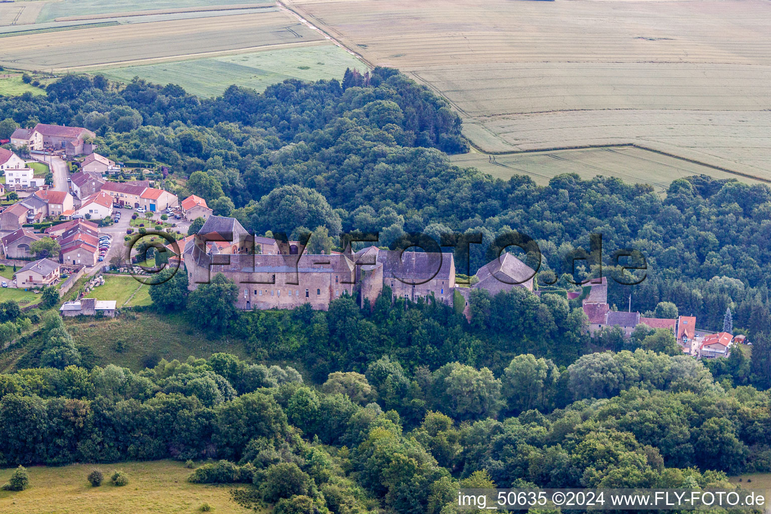 Burganlage des Schloß Roussy-le-bourg in Roussy-le-Village in Grand Est im Bundesland Moselle, Frankreich
