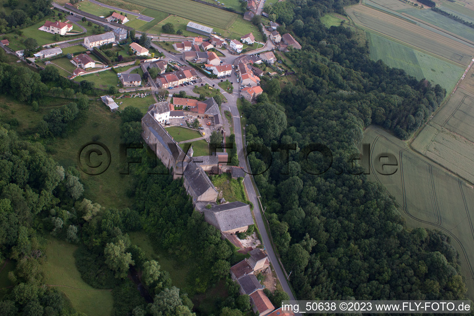 Schrägluftbild von Roussy-le-Village im Bundesland Moselle, Frankreich