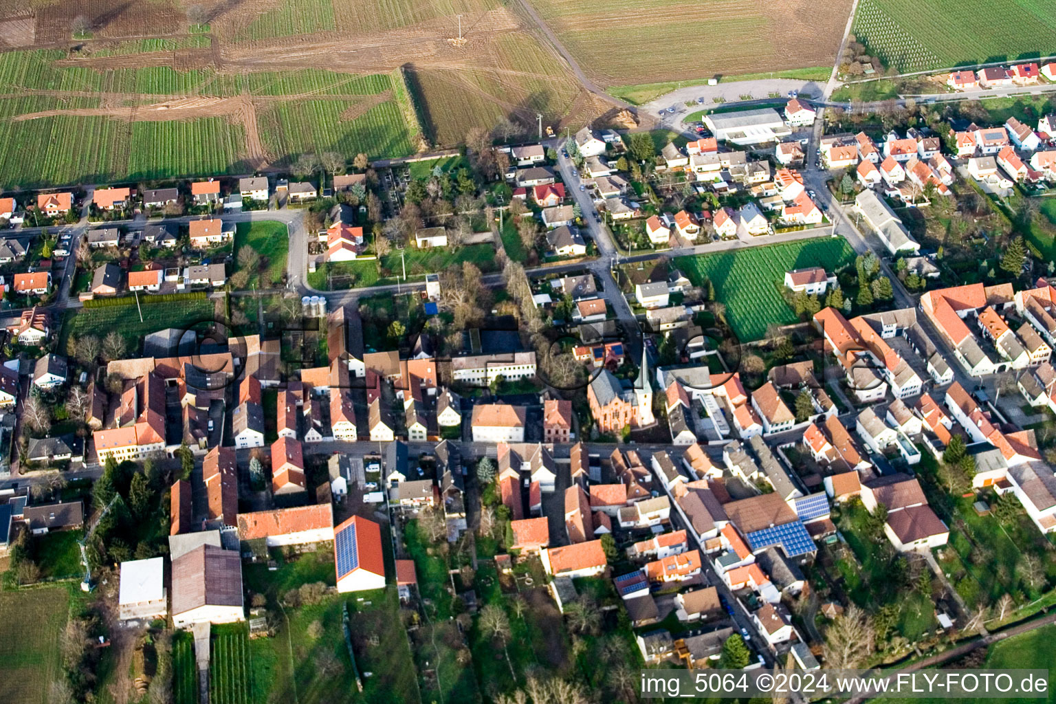 Dorf - Ansicht am Rande von landwirtschaftlichen Feldern und Nutzflächen im Ortsteil Duttweiler in Neustadt an der Weinstraße im Bundesland Rheinland-Pfalz, Deutschland von oben