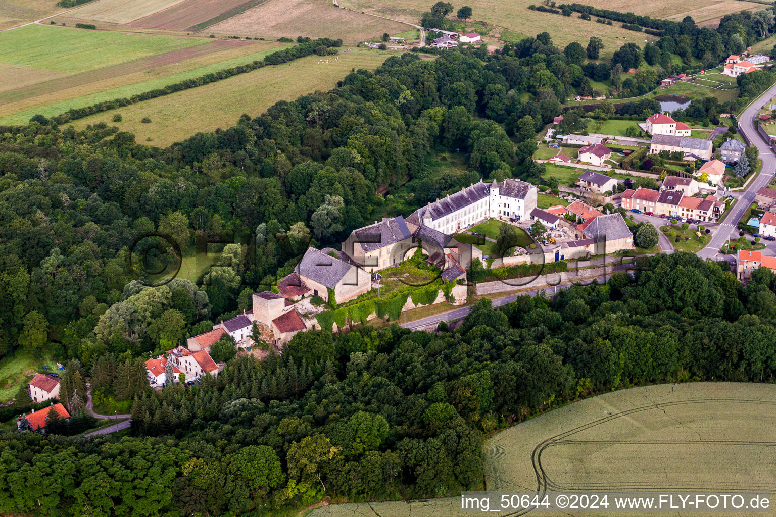 Luftbild von Burganlage des Schloß Roussy-le-bourg in Roussy-le-Village in Grand Est im Bundesland Moselle, Frankreich