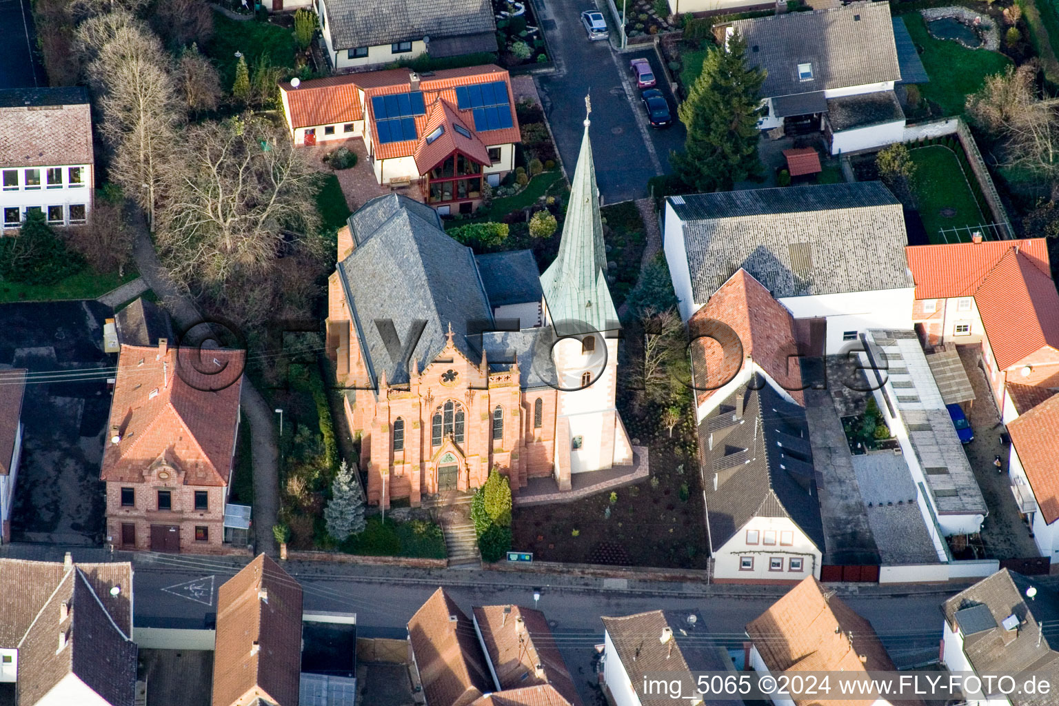 Kirchengebäude der Katholischen Kirche St. Michael im Dorfkern im Ortsteil Duttweiler in Neustadt an der Weinstraße im Bundesland Rheinland-Pfalz, Deutschland