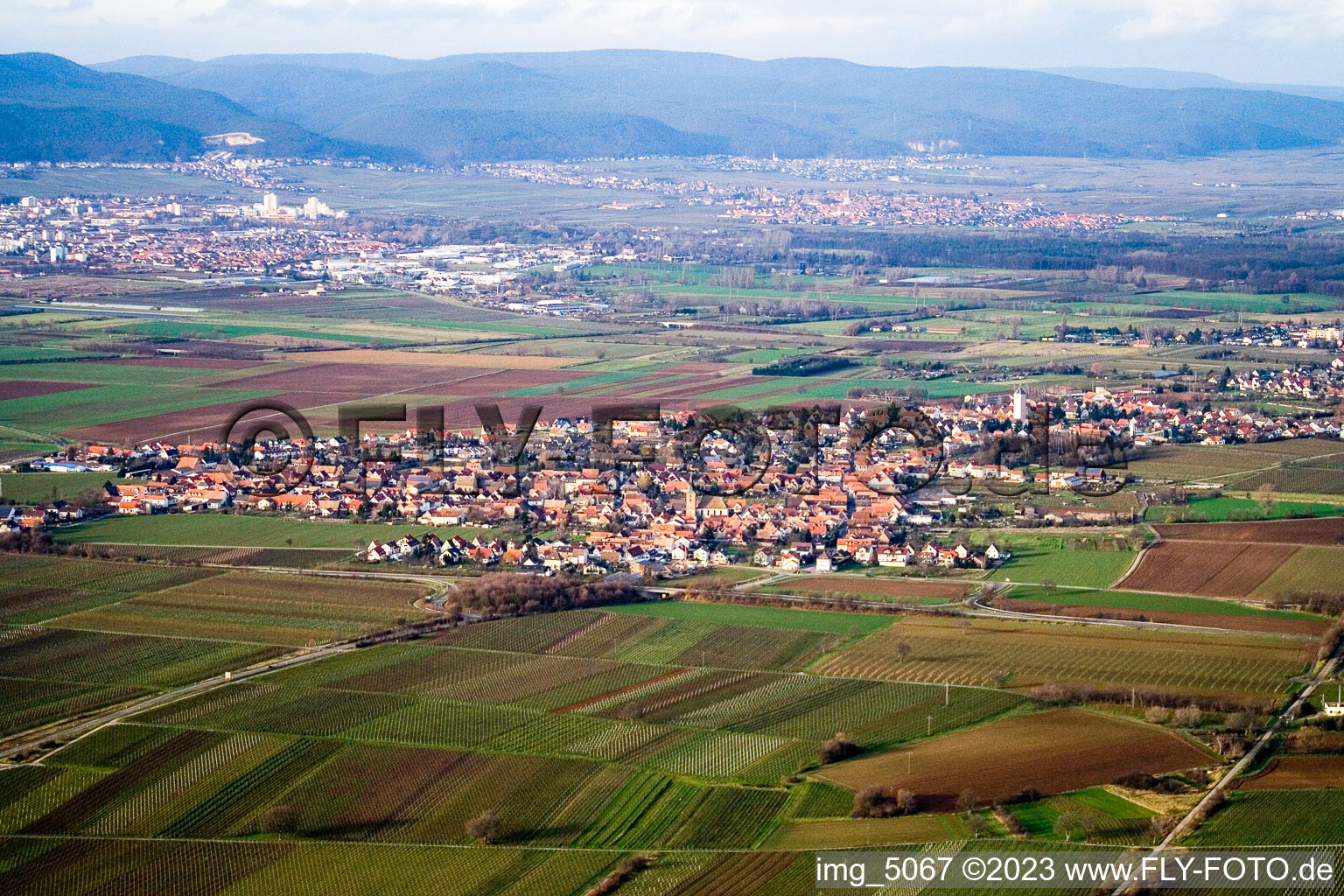 Ortsteil Lachen in Neustadt an der Weinstraße im Bundesland Rheinland-Pfalz, Deutschland aus der Drohnenperspektive