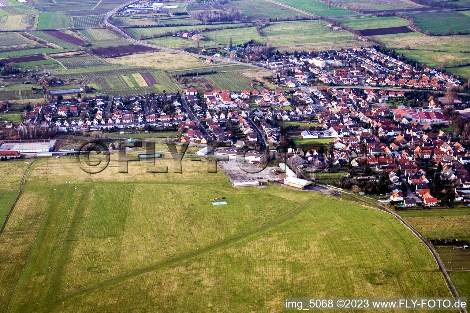 Luftbild von Lachen-Speyerdorf, Flugplatz in Neustadt an der Weinstraße im Bundesland Rheinland-Pfalz, Deutschland