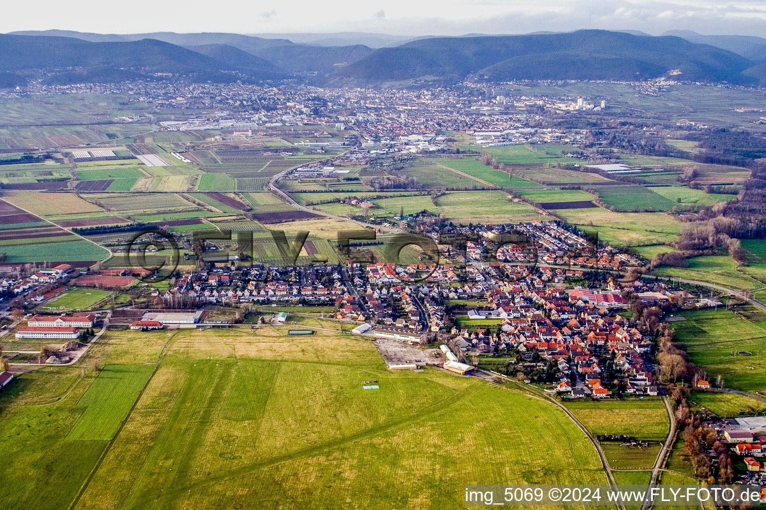 Dorfansicht im Ortsteil Lachen in Neustadt an der Weinstraße im Bundesland Rheinland-Pfalz, Deutschland