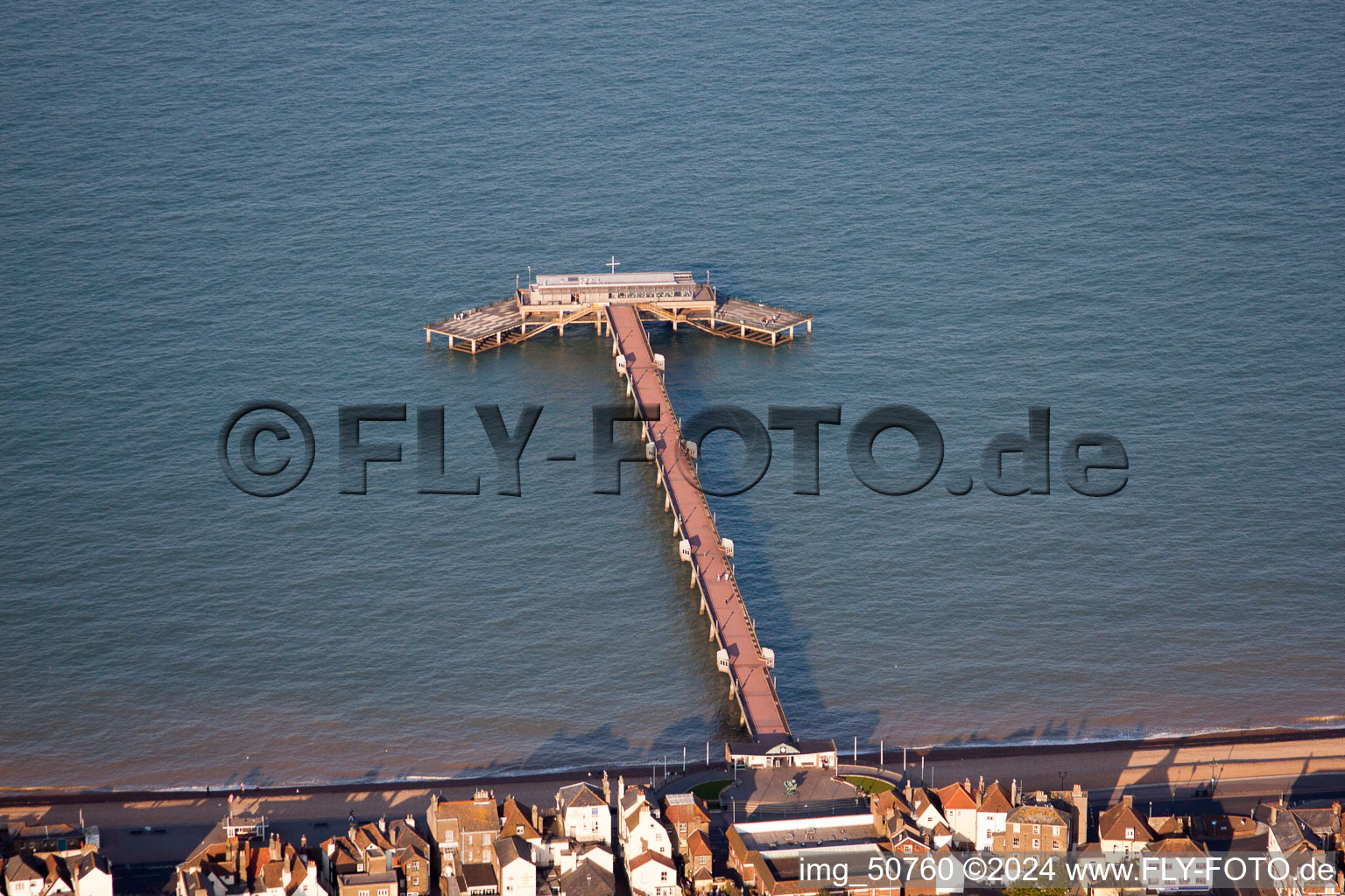 Luftbild von Sand und Strand- Landschaft an der Seebrücke des Kanal in Deal in England, Vereinigtes Königreich, Großbritanien