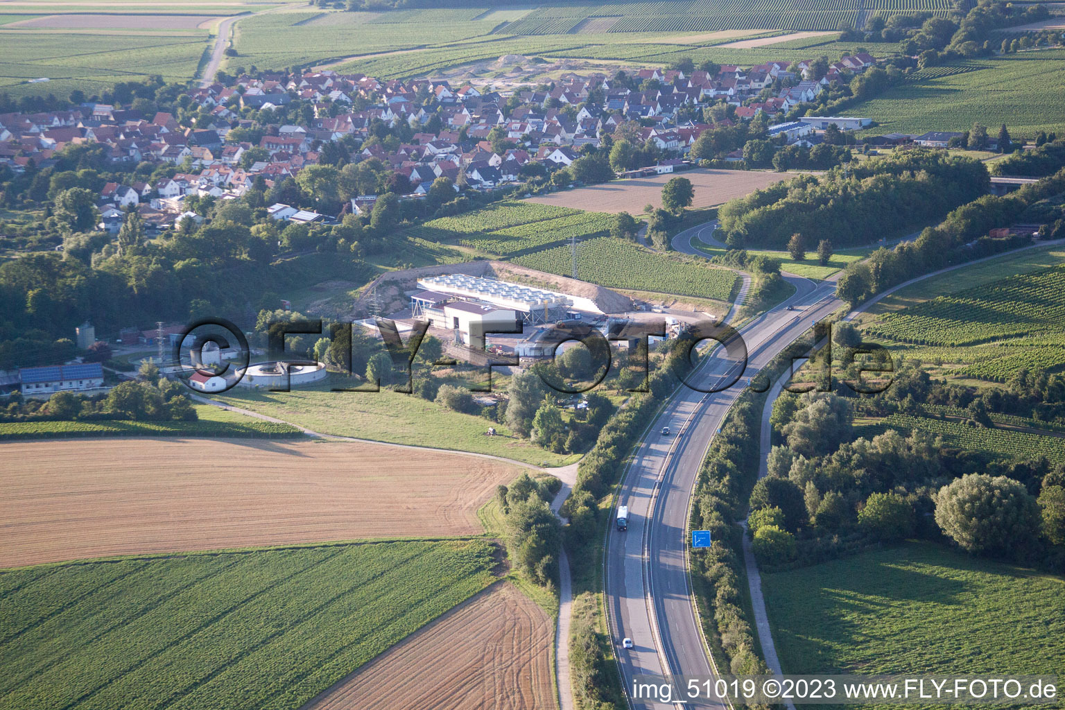 Schrägluftbild von Geothermieanlage der Pfalzwerke geofuture GmbH bei Insheim an der A65 im Bundesland Rheinland-Pfalz, Deutschland