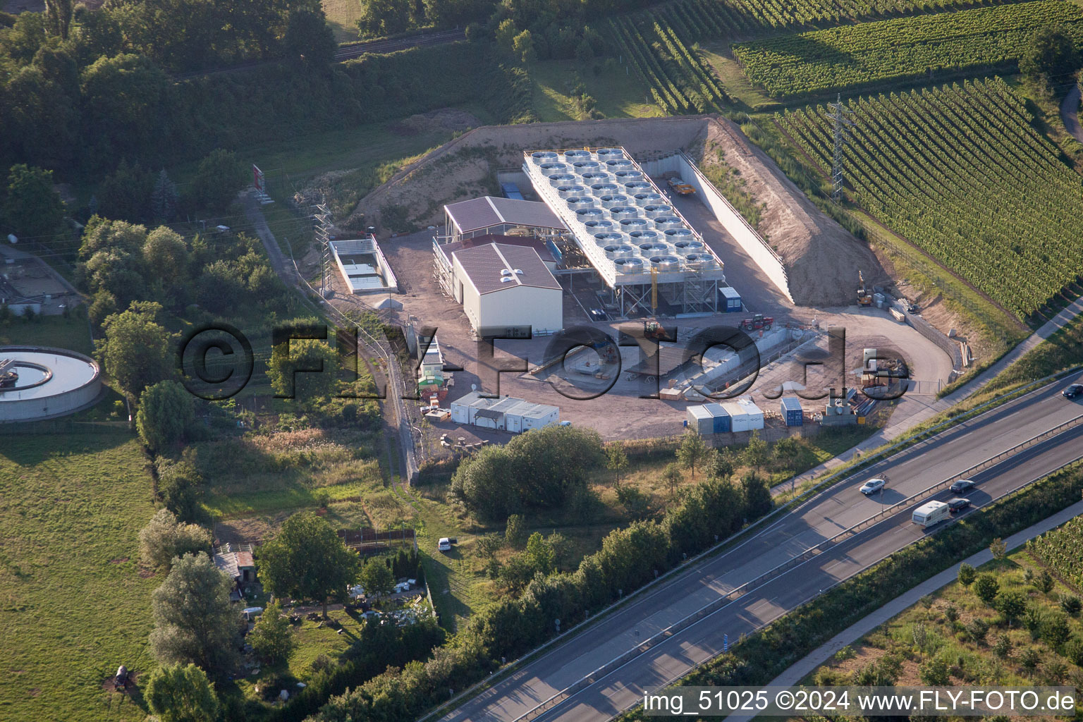 Luftbild von Baustelle des Erdwärmekraftwerkes des Heizkraftwerkes Geothermie an der A65 in Insheim im Bundesland Rheinland-Pfalz, Deutschland