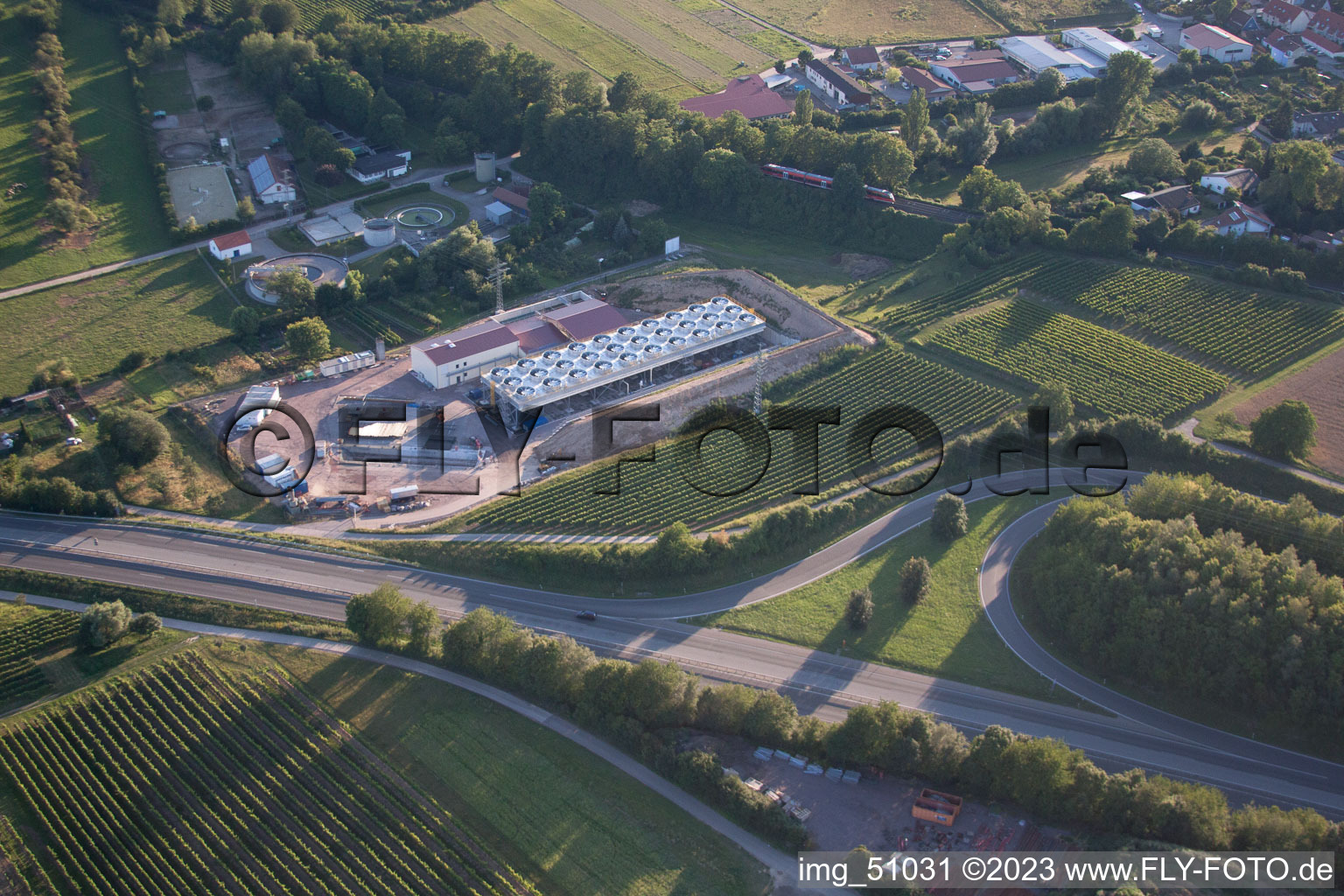 Drohnenaufname von Geothermieanlage der Pfalzwerke geofuture GmbH bei Insheim an der A65 im Bundesland Rheinland-Pfalz, Deutschland