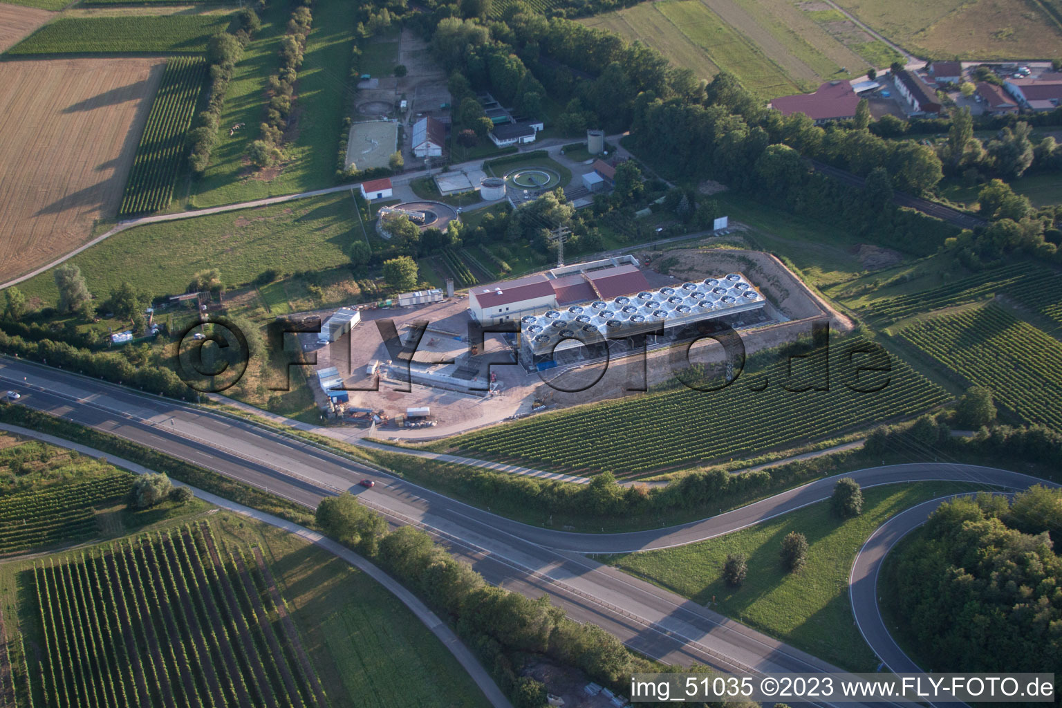 Drohnenbild von Geothermieanlage der Pfalzwerke geofuture GmbH bei Insheim an der A65 im Bundesland Rheinland-Pfalz, Deutschland