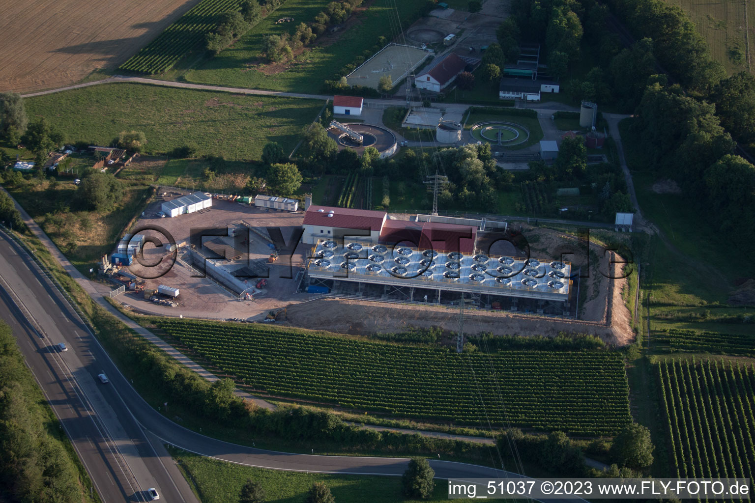 Geothermieanlage der Pfalzwerke geofuture GmbH bei Insheim an der A65 im Bundesland Rheinland-Pfalz, Deutschland aus der Drohnenperspektive