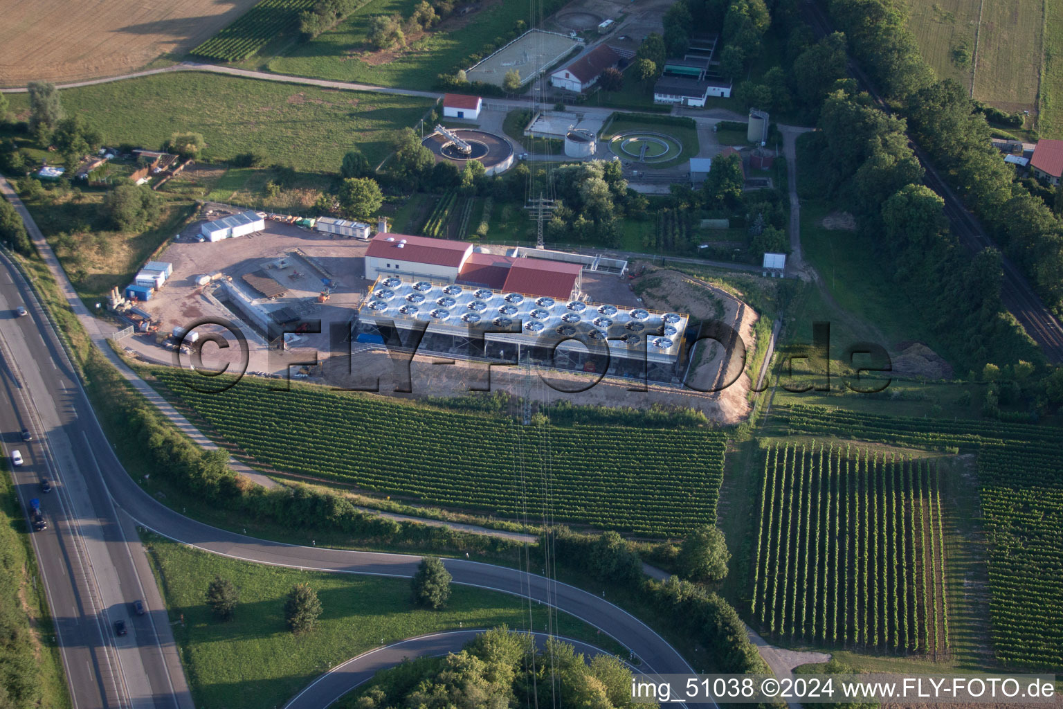 Luftaufnahme von Baustelle des Erdwärmekraftwerkes des Heizkraftwerkes Geothermie an der A65 in Insheim im Bundesland Rheinland-Pfalz, Deutschland