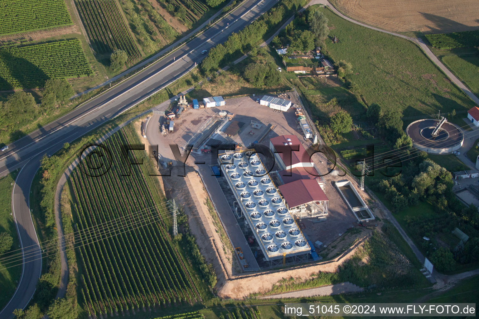Schrägluftbild von Baustelle des Erdwärmekraftwerkes des Heizkraftwerkes Geothermie an der A65 in Insheim im Bundesland Rheinland-Pfalz, Deutschland