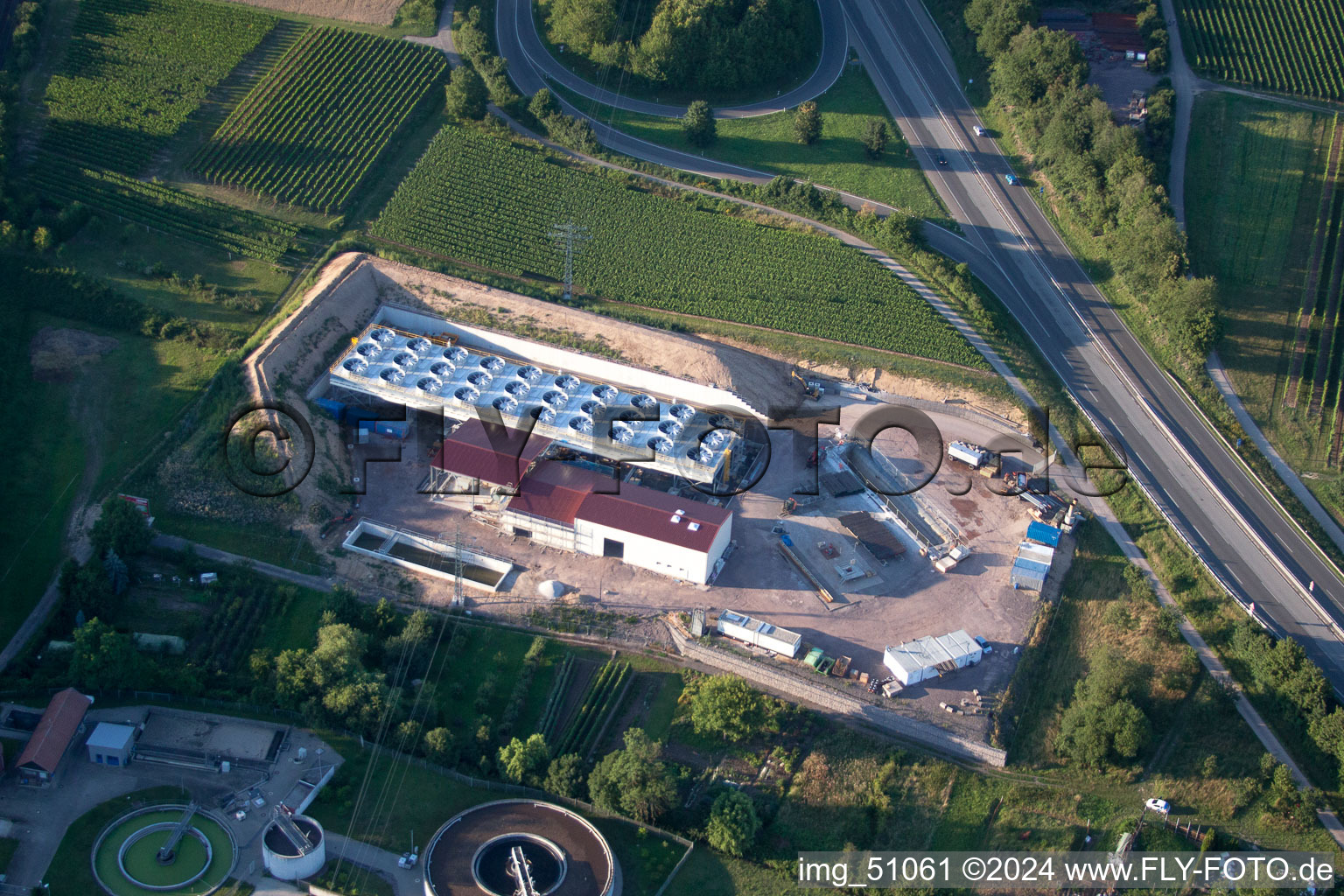 Baustelle des Erdwärmekraftwerkes des Heizkraftwerkes Geothermie an der A65 in Insheim im Bundesland Rheinland-Pfalz, Deutschland aus der Luft