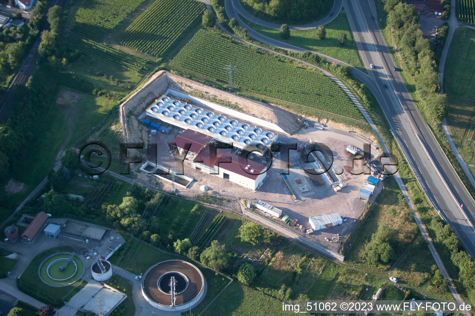 Drohnenbild von Geothermieanlage der Pfalzwerke geofuture GmbH bei Insheim an der A65 im Bundesland Rheinland-Pfalz, Deutschland