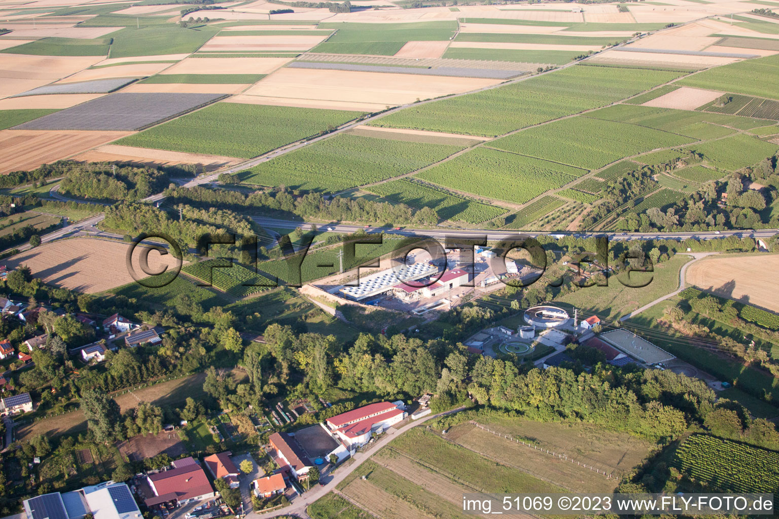Geothermieanlage der Pfalzwerke geofuture GmbH bei Insheim an der A65 im Bundesland Rheinland-Pfalz, Deutschland von der Drohne aus gesehen